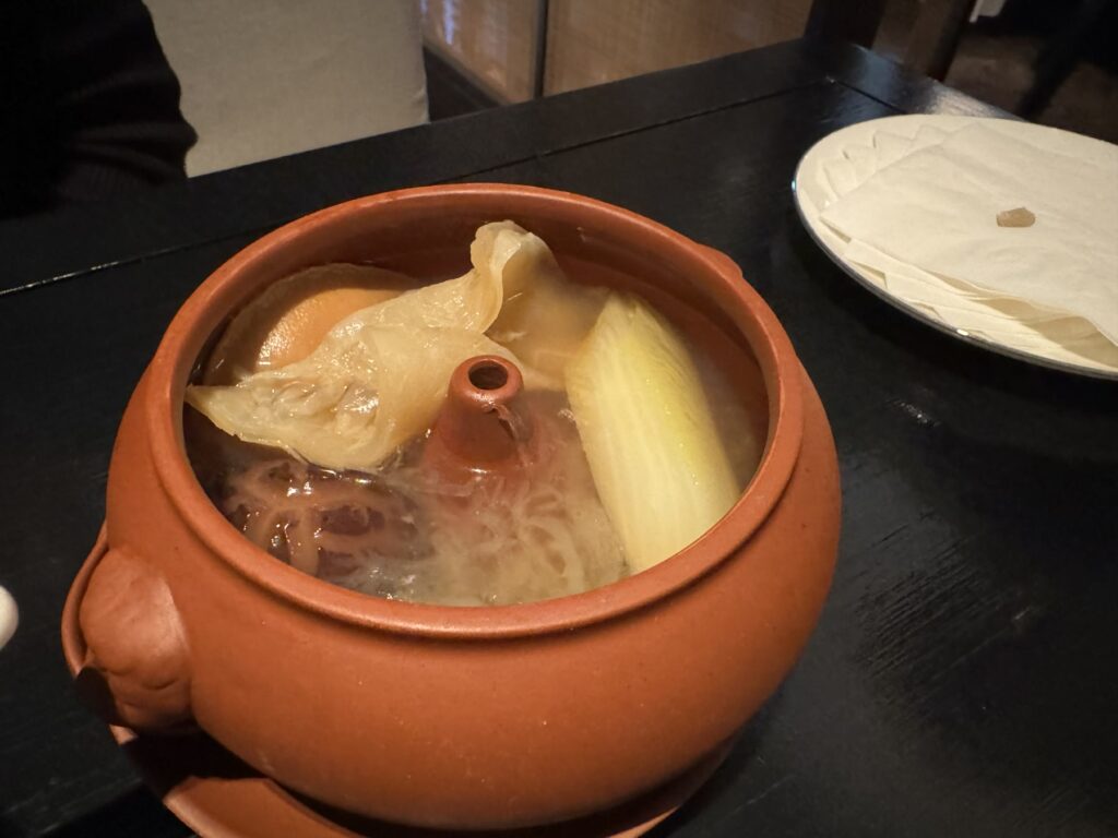 雅閣の土鍋で提供されるじっくり煮込んだスープ