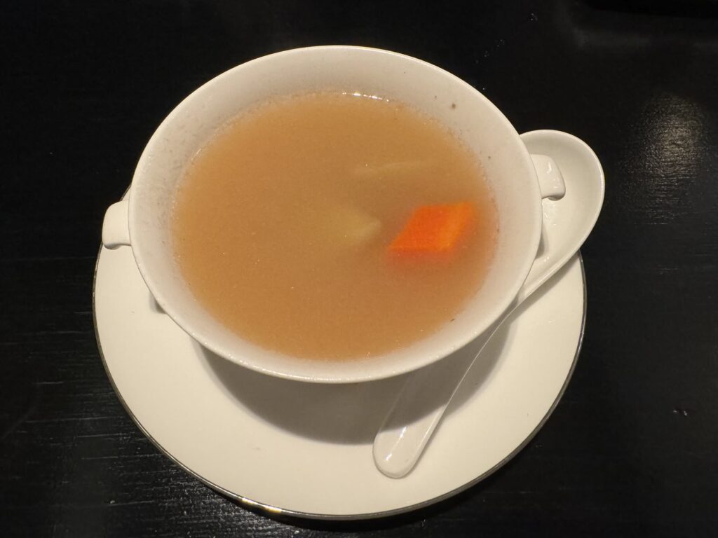 雅閣のコースで提供された滋味深いスープ