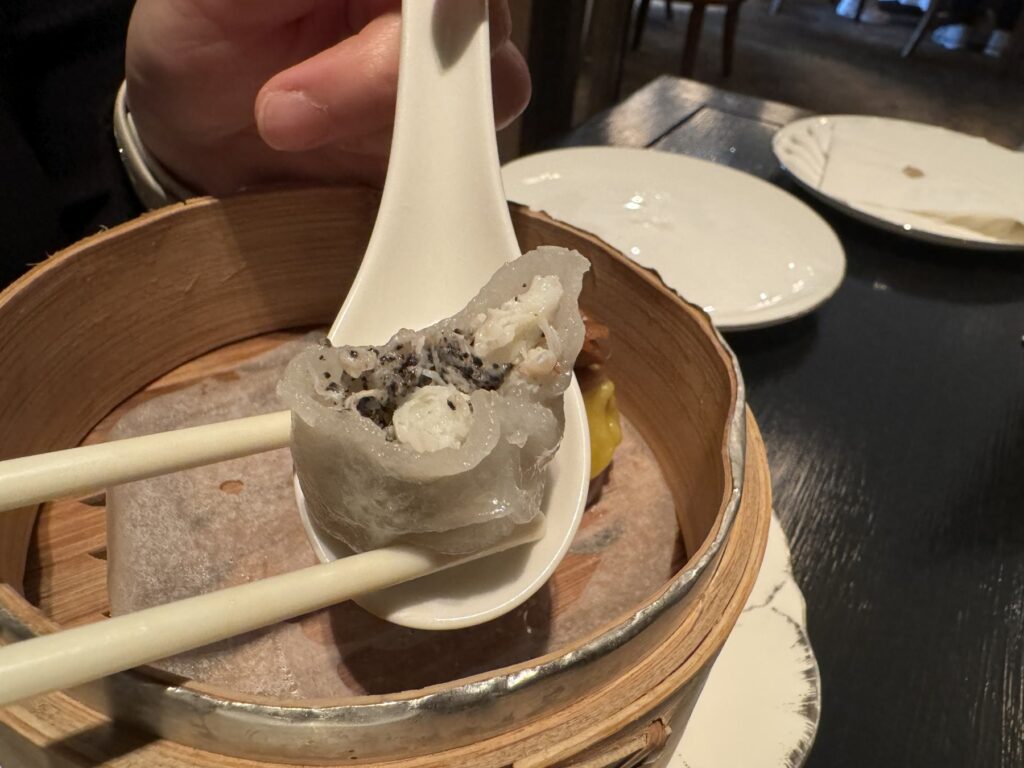 雅閣の蒸籠で提供される黒トリュフ入り点心