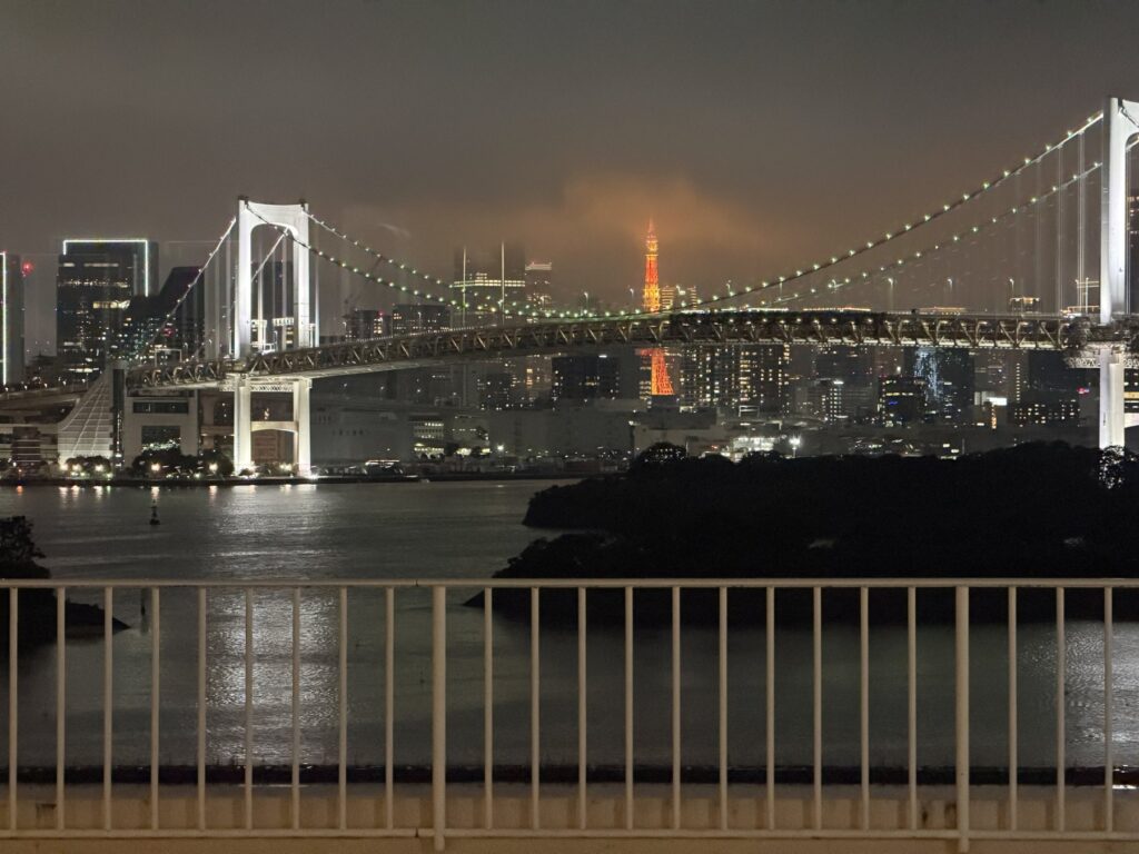 ヒルトン東京お台場から見えるレインボーブリッジと東京タワーの夜景