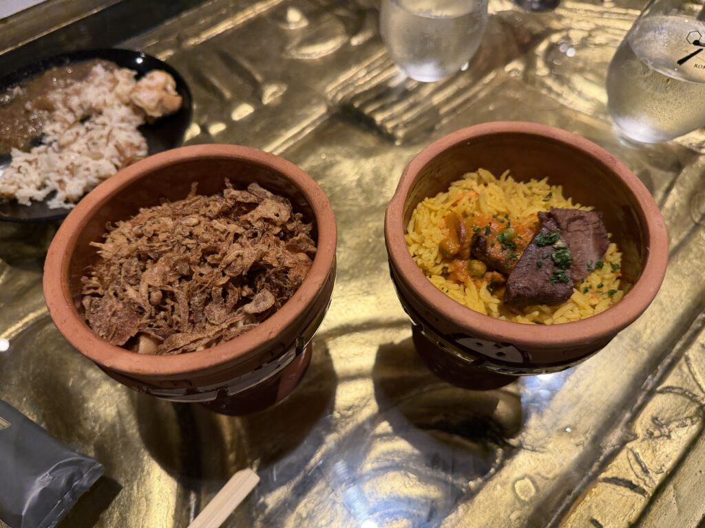エジプト料理のコシャリと肉料理を盛った器