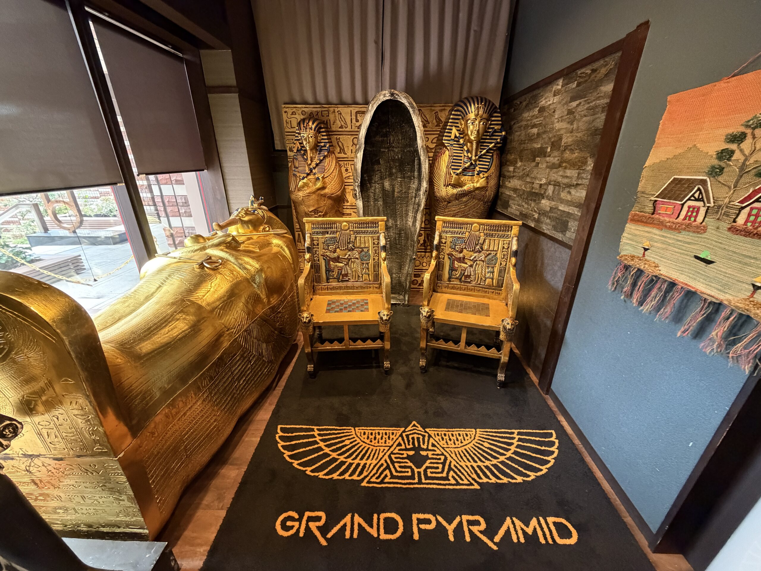 グランドピラミッド店内の古代エジプト風装飾