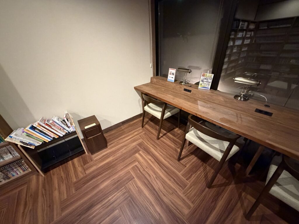 ドーミーインEXPRESS富士山御殿場のラウンジデスク