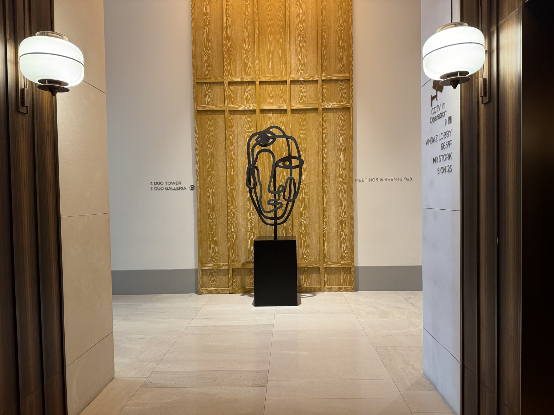 アンダーズ シンガポール館内の顔を描いたアート作品