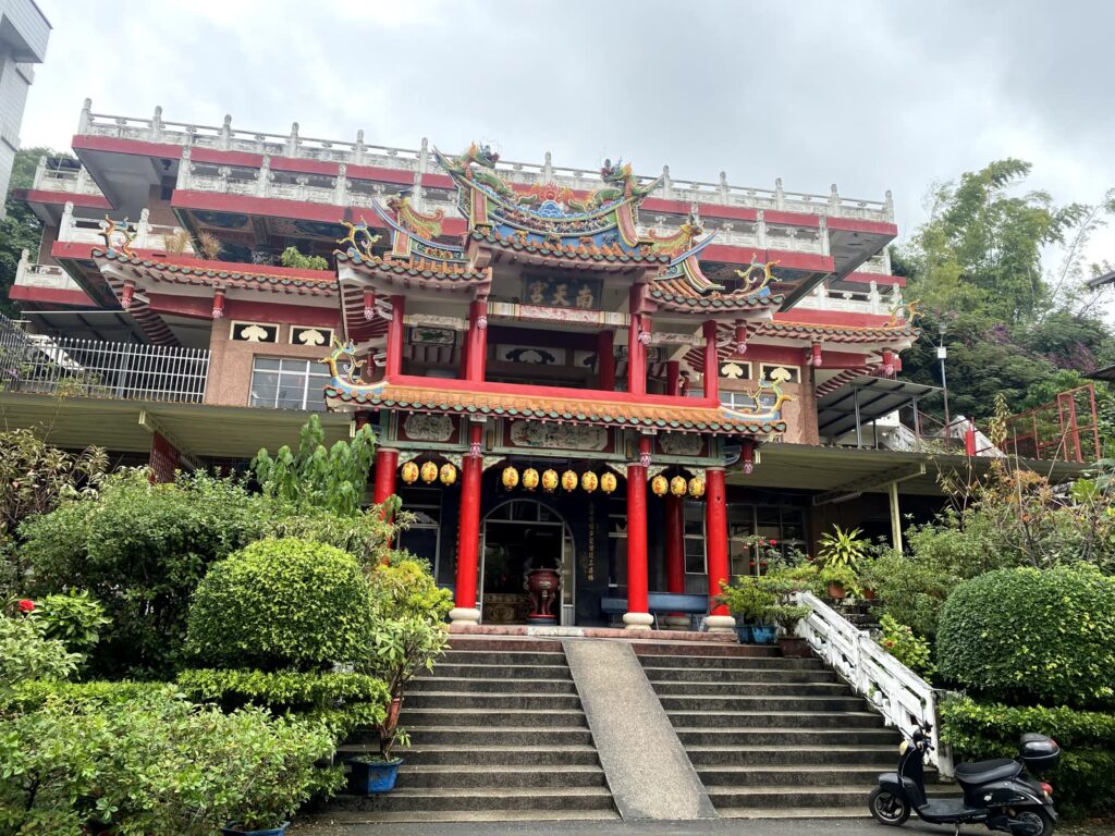 八卦山の中腹に建つ彰化・八卦南天宮の外観