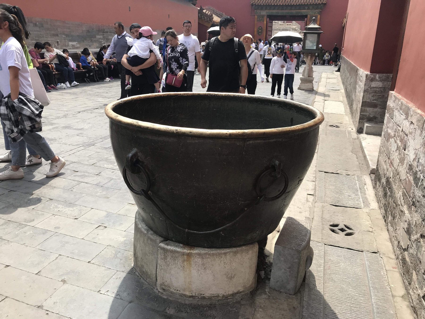 紫禁城の宮殿前に置かれた大型の銅缸
