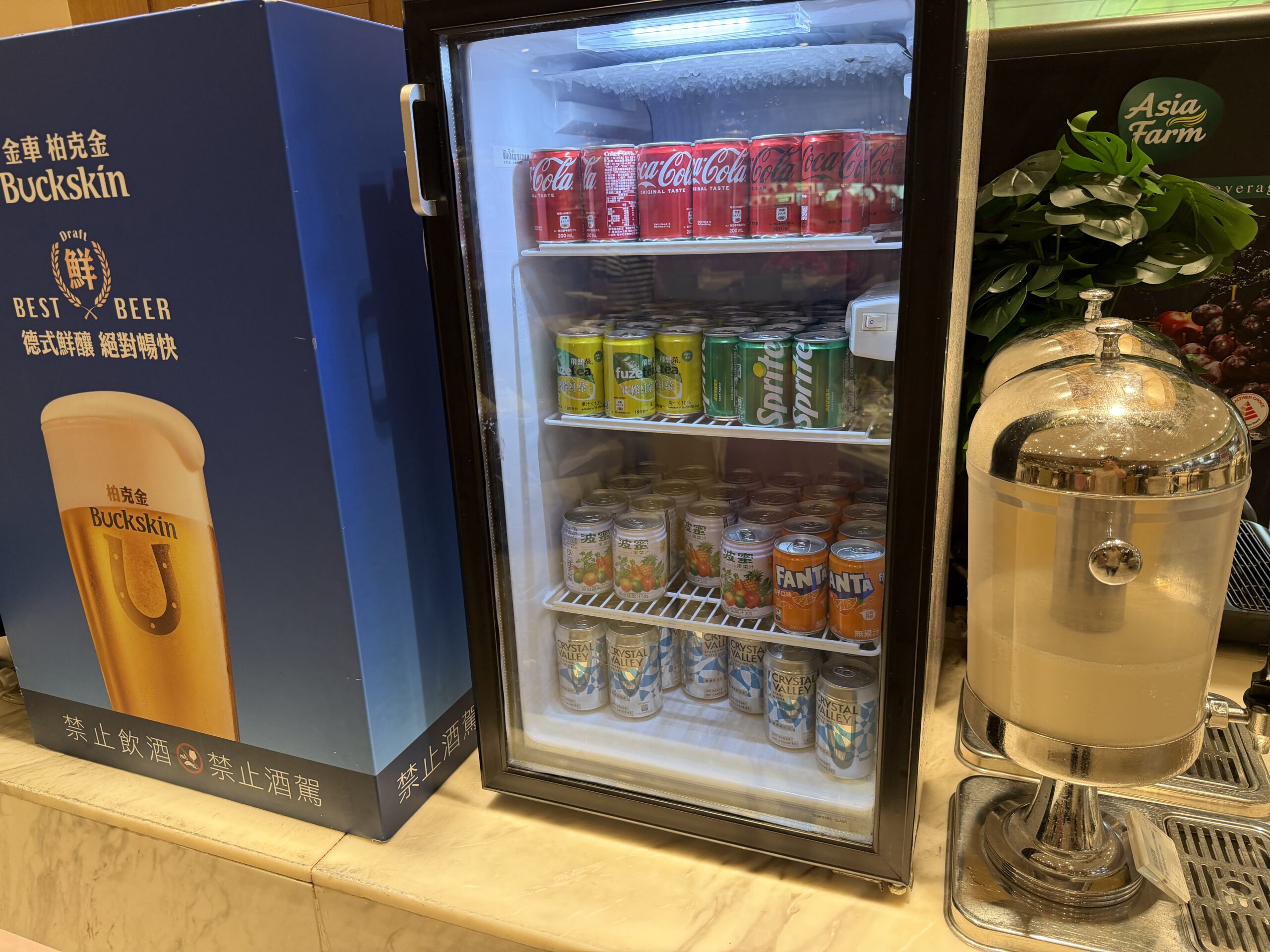 朝食会場のドリンク用冷蔵ケース