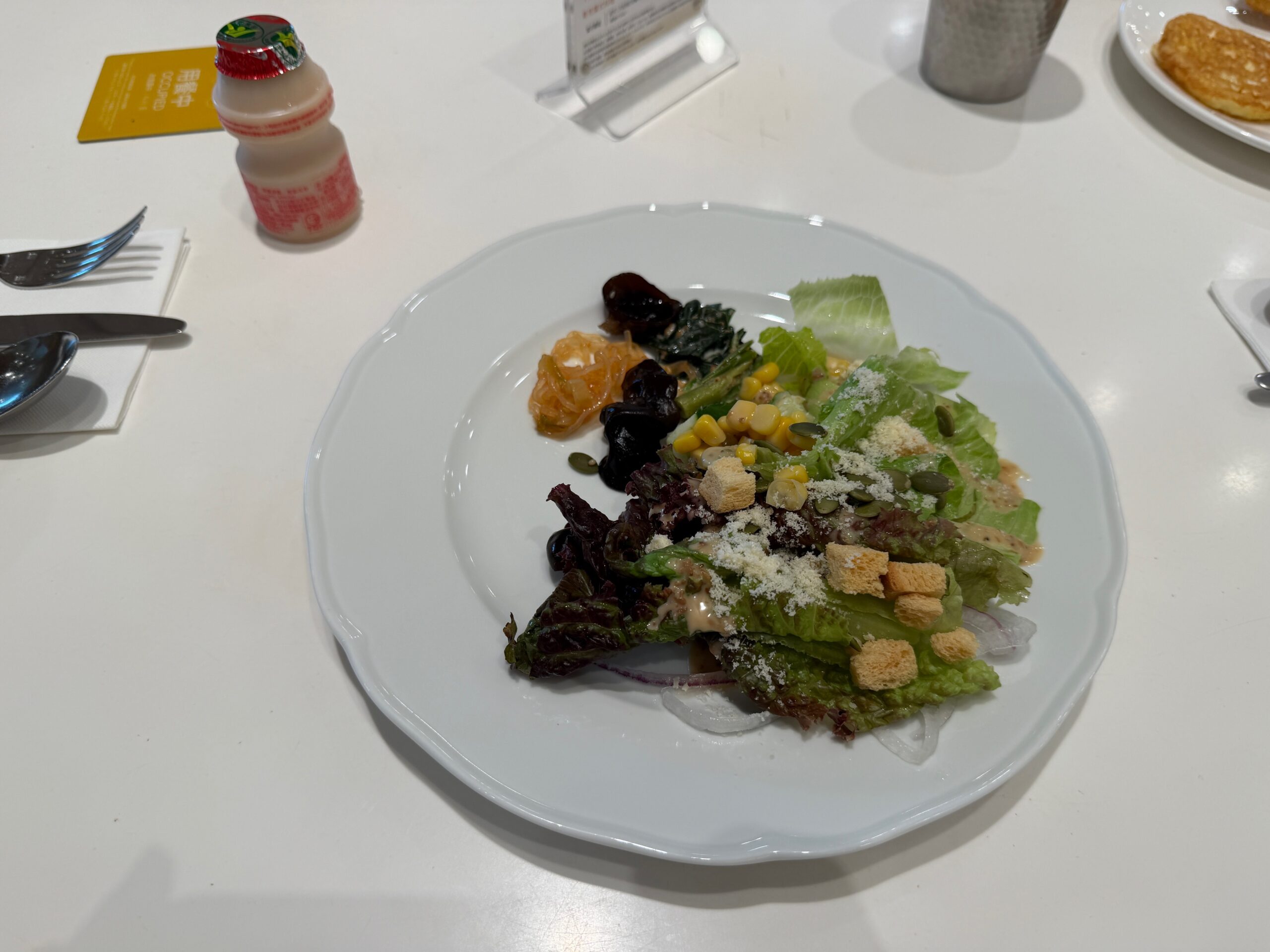 野菜と台湾風小菜を盛ったサラダプレート