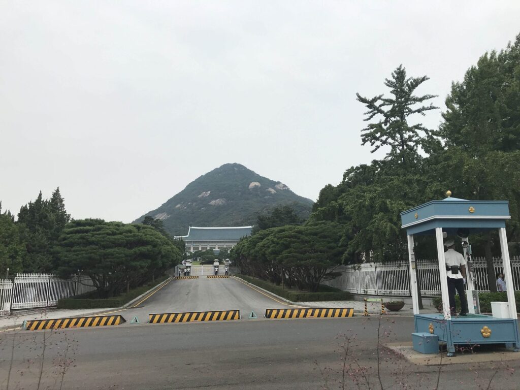 青瓦台の正門と背後の北岳山