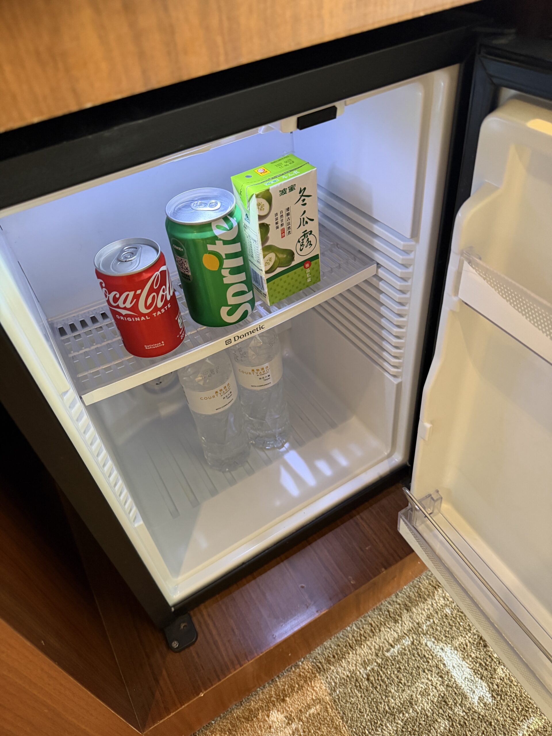 コートヤード台北客室の冷蔵庫に入ったドリンク