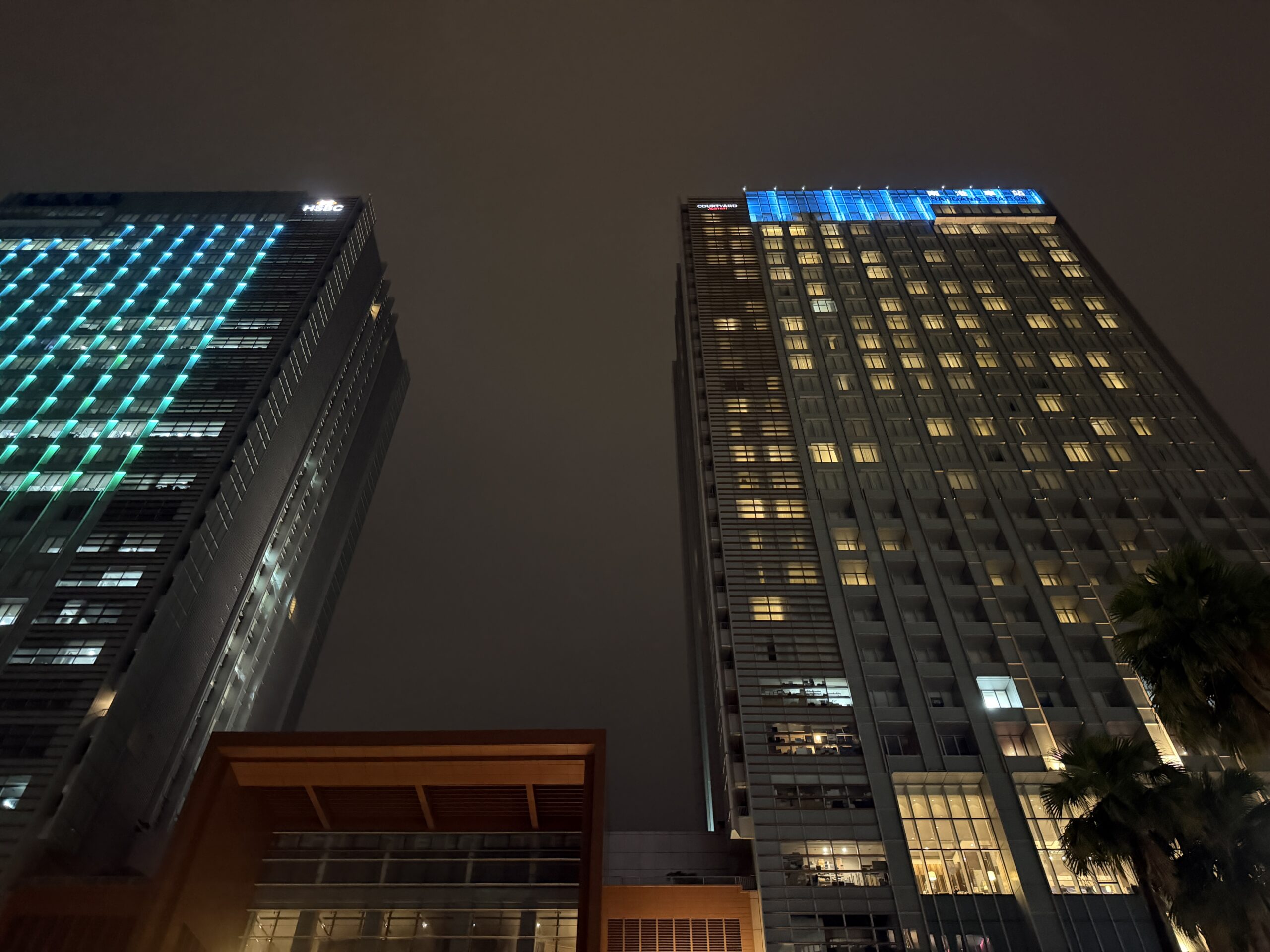 夜のコートヤード台北とCITYLINK周辺の外観