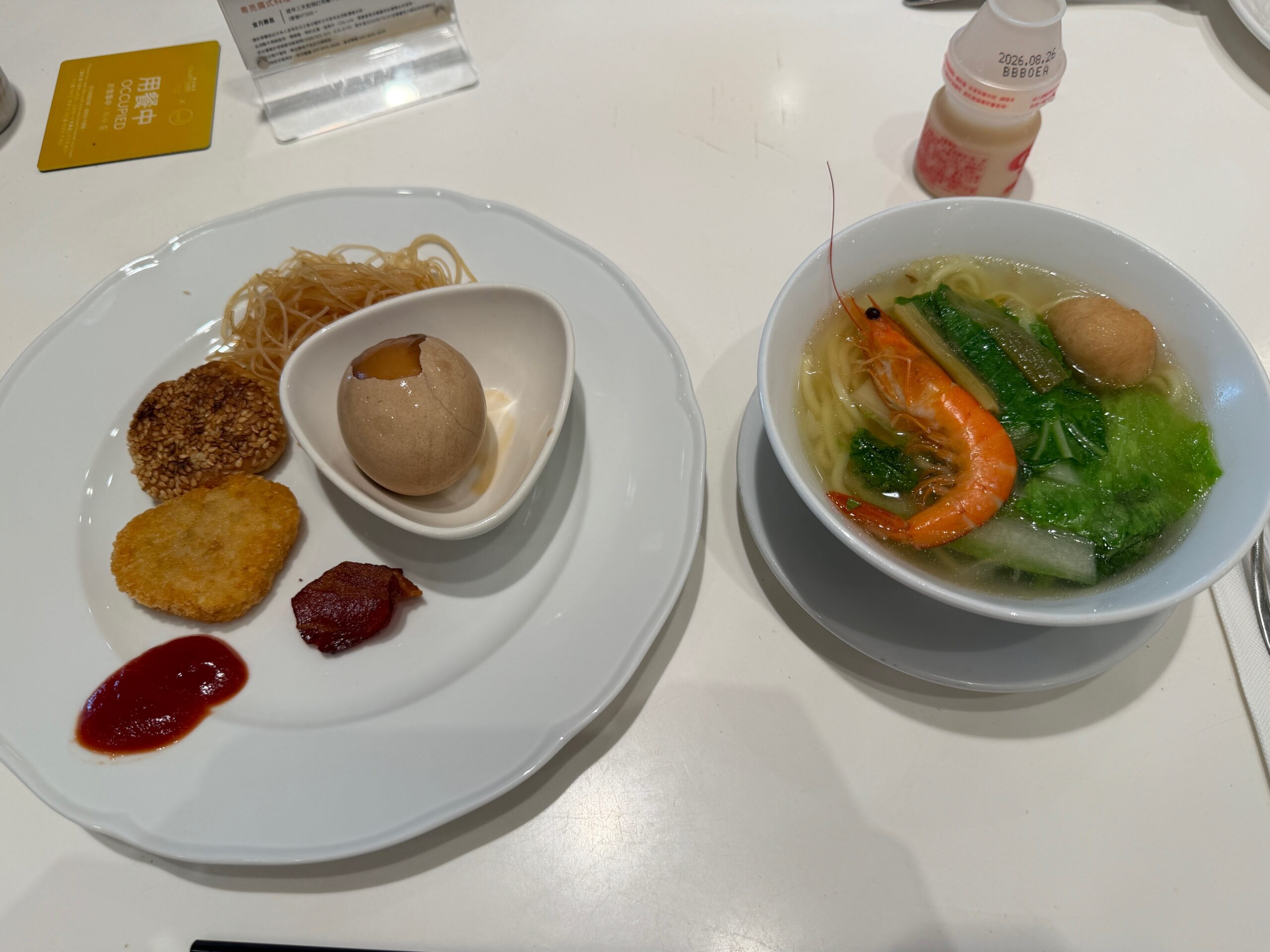 担仔麺とビーフン、茶葉蛋などを盛った朝食プレート