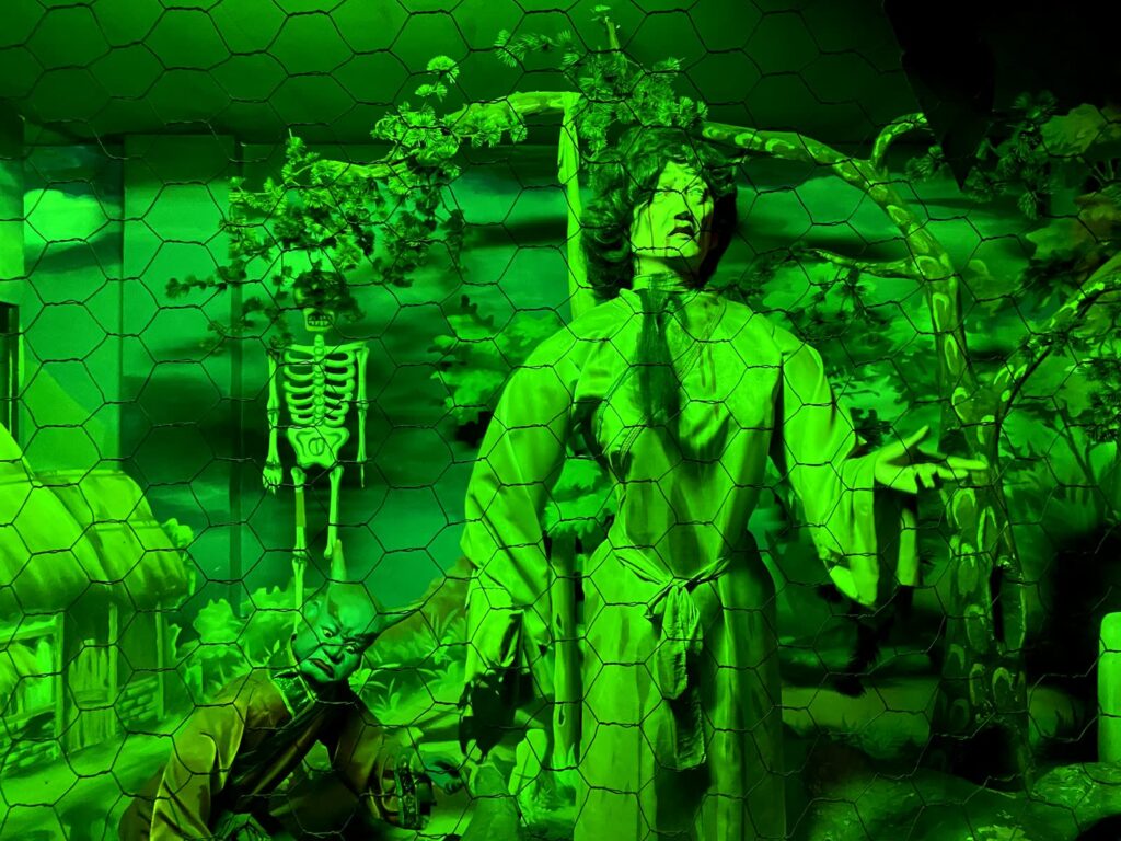 緑色の照明に照らされた八卦南天宮魔界怪譚の幽霊人形