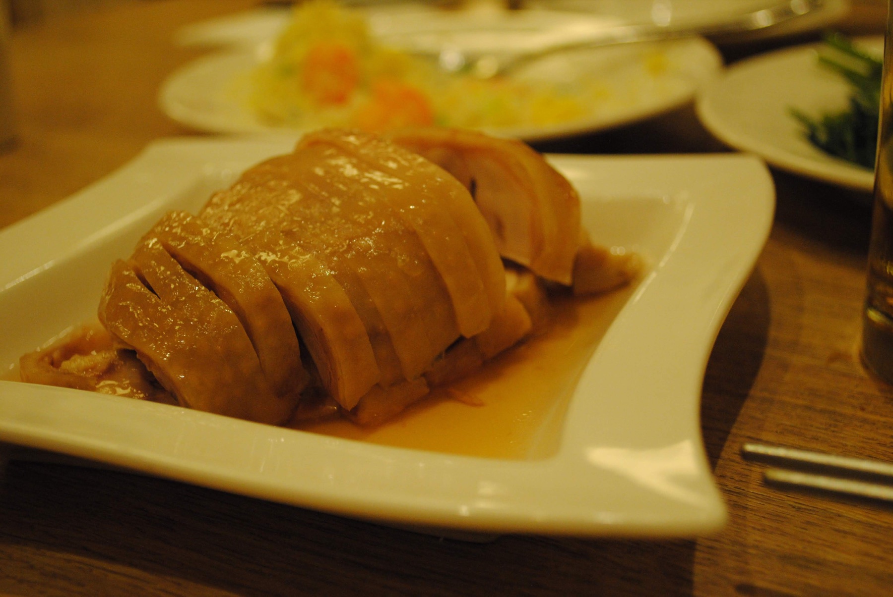 紹興酒の香りをまとった鼎泰豊の蒸し鶏の冷菜