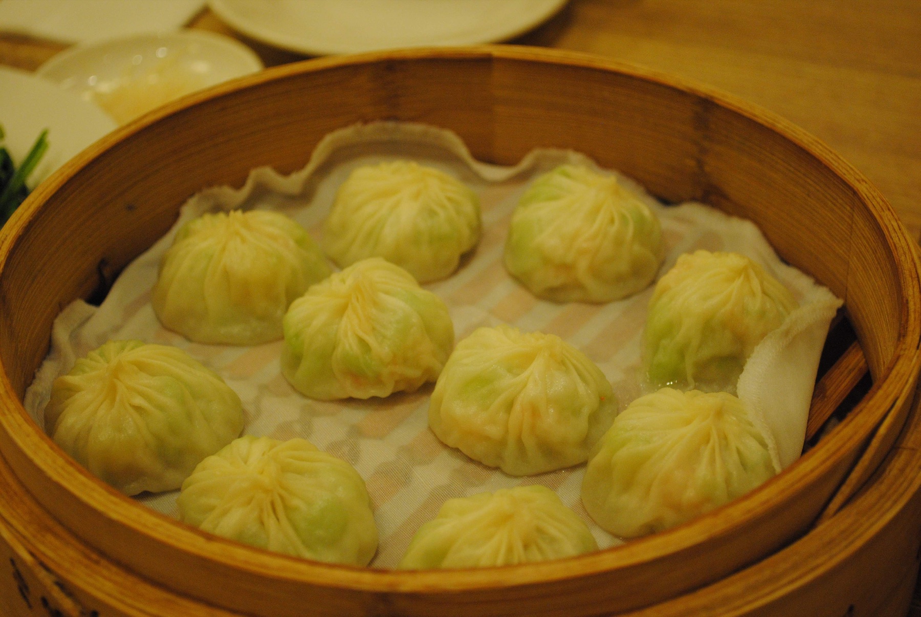 青菜の色が薄い皮から透けて見える鼎泰豊の蒸し餃子