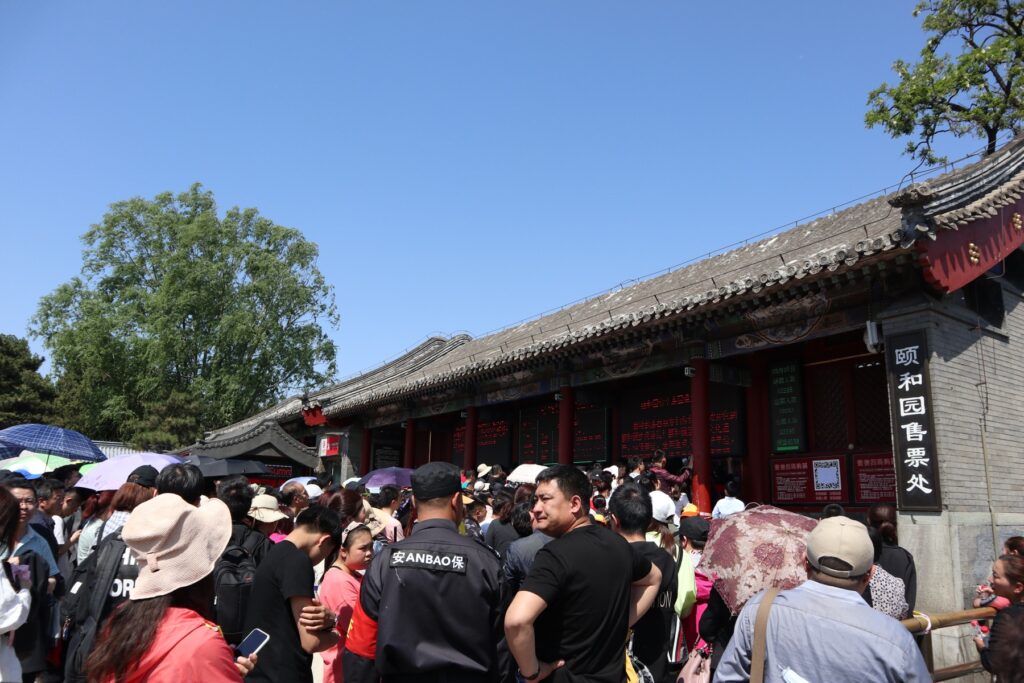 東宮門側から頤和園の宮殿区へ進む参観者
