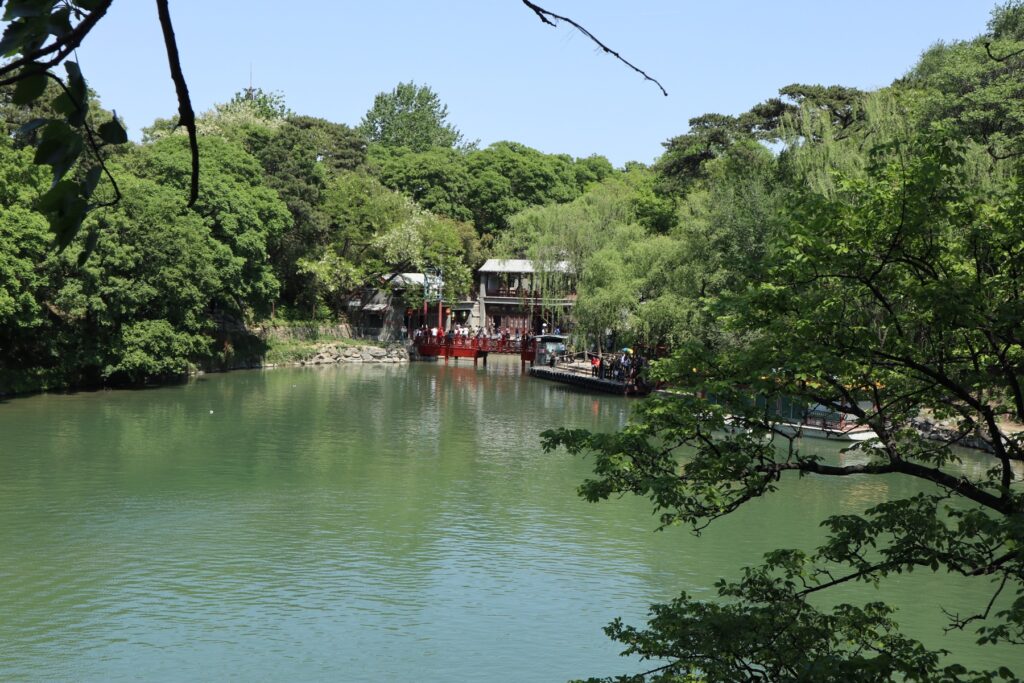木々と回廊が水面を囲む頤和園の庭園景観