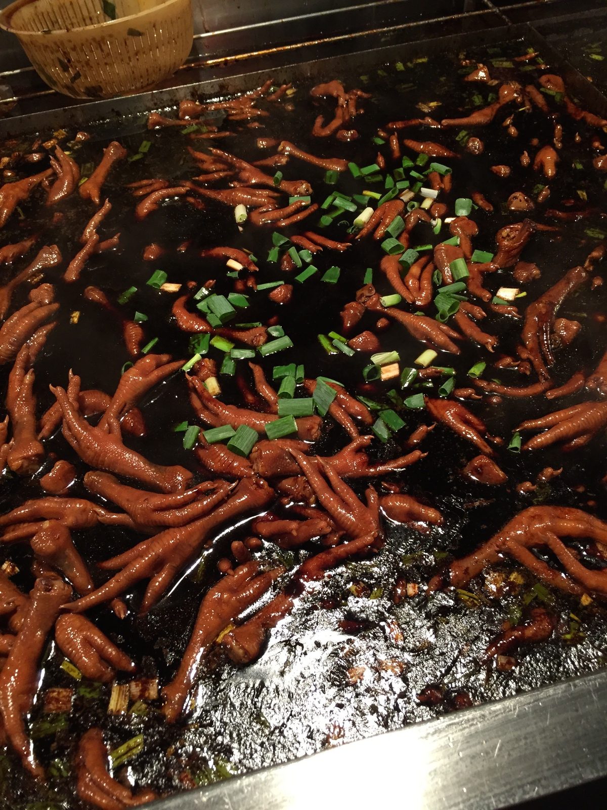 醤油ダレで煮込まれた鶏足(雞腳)と刻みネギ
