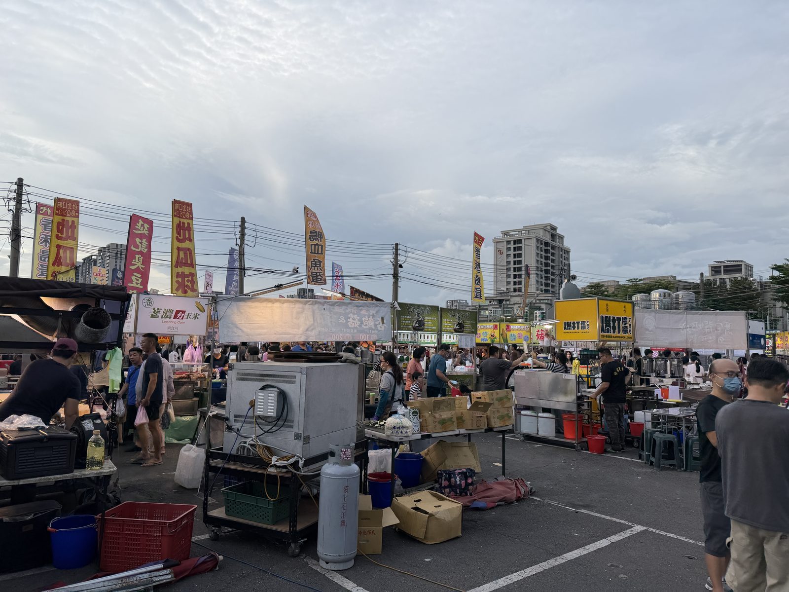 2026年8月の台南・花園夜市 開場直後の夕暮れの屋台エリア