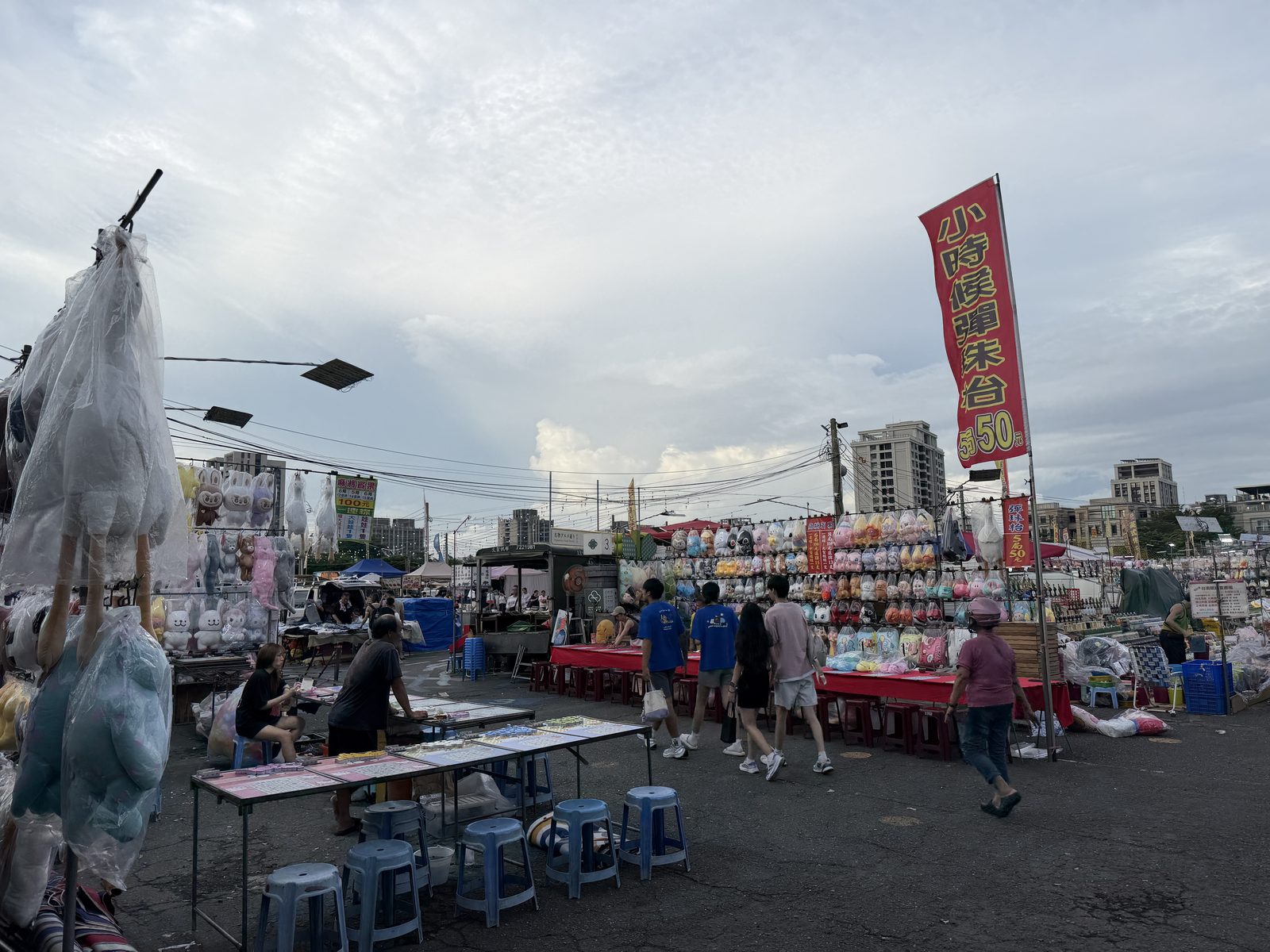 花園夜市のパチンコ台(弾珠台)とぬいぐるみ景品の遊戯屋台