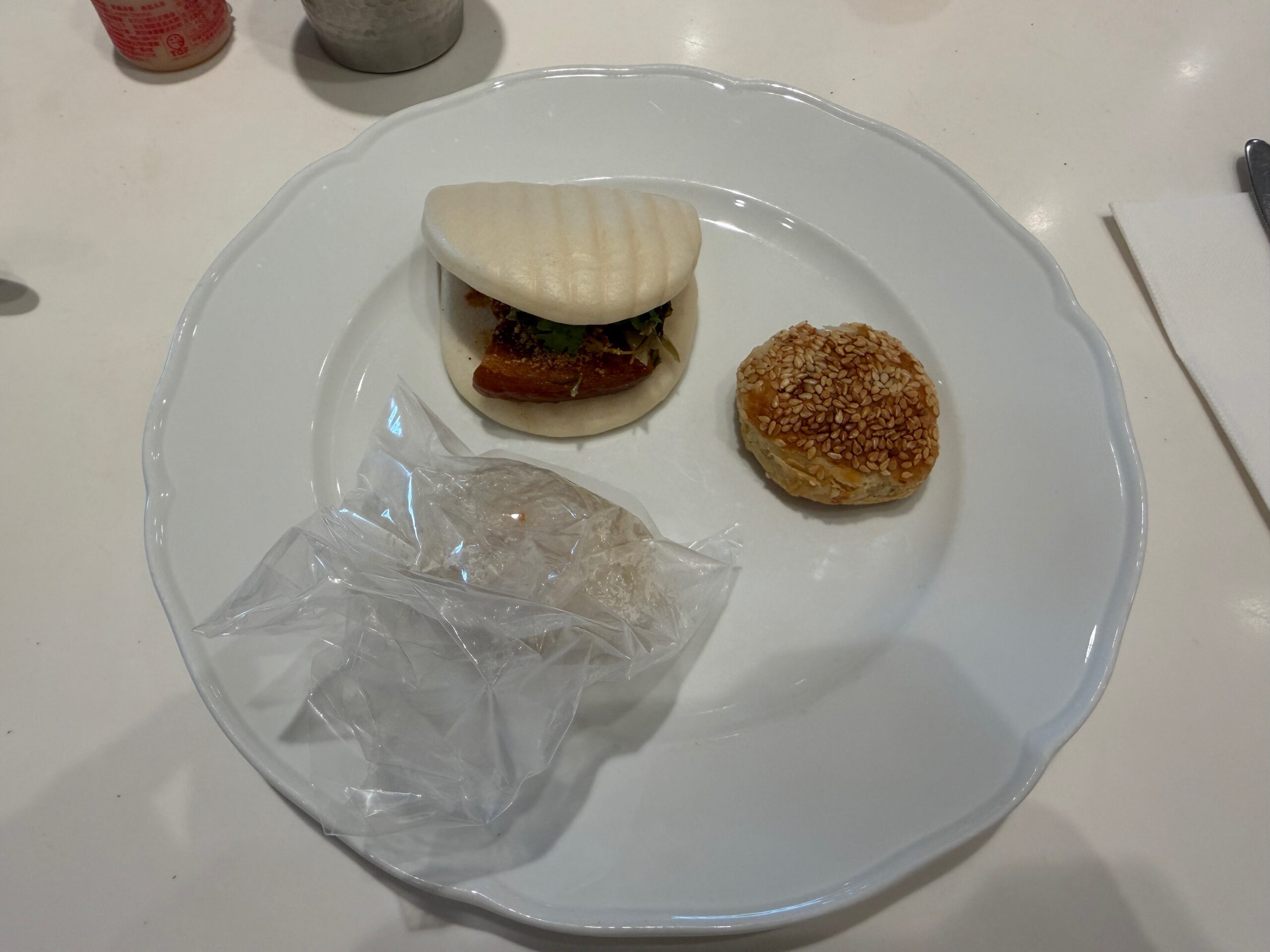 刈包と胡麻焼きパンを盛った皿