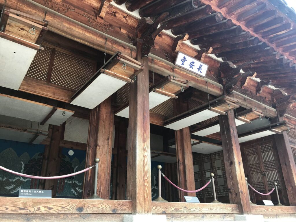 景福宮 乾清宮の長安堂の扁額と木造の軒