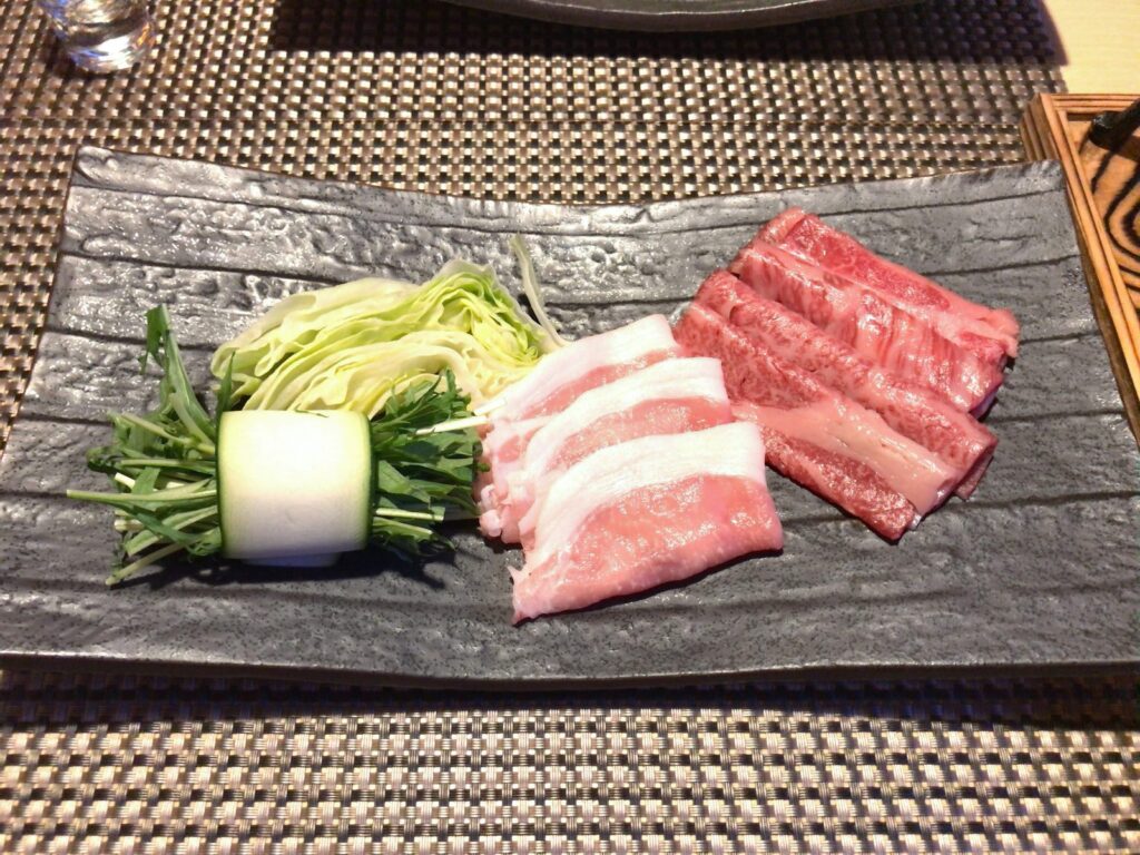 箱根湯宿 然-ZEN- 夕食の和牛と豚肉と野菜の盛り合わせ
