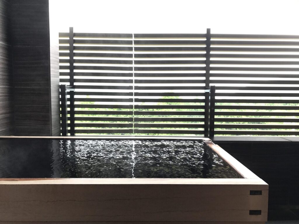 箱根湯宿 然-ZEN- 客室の檜の半露天風呂