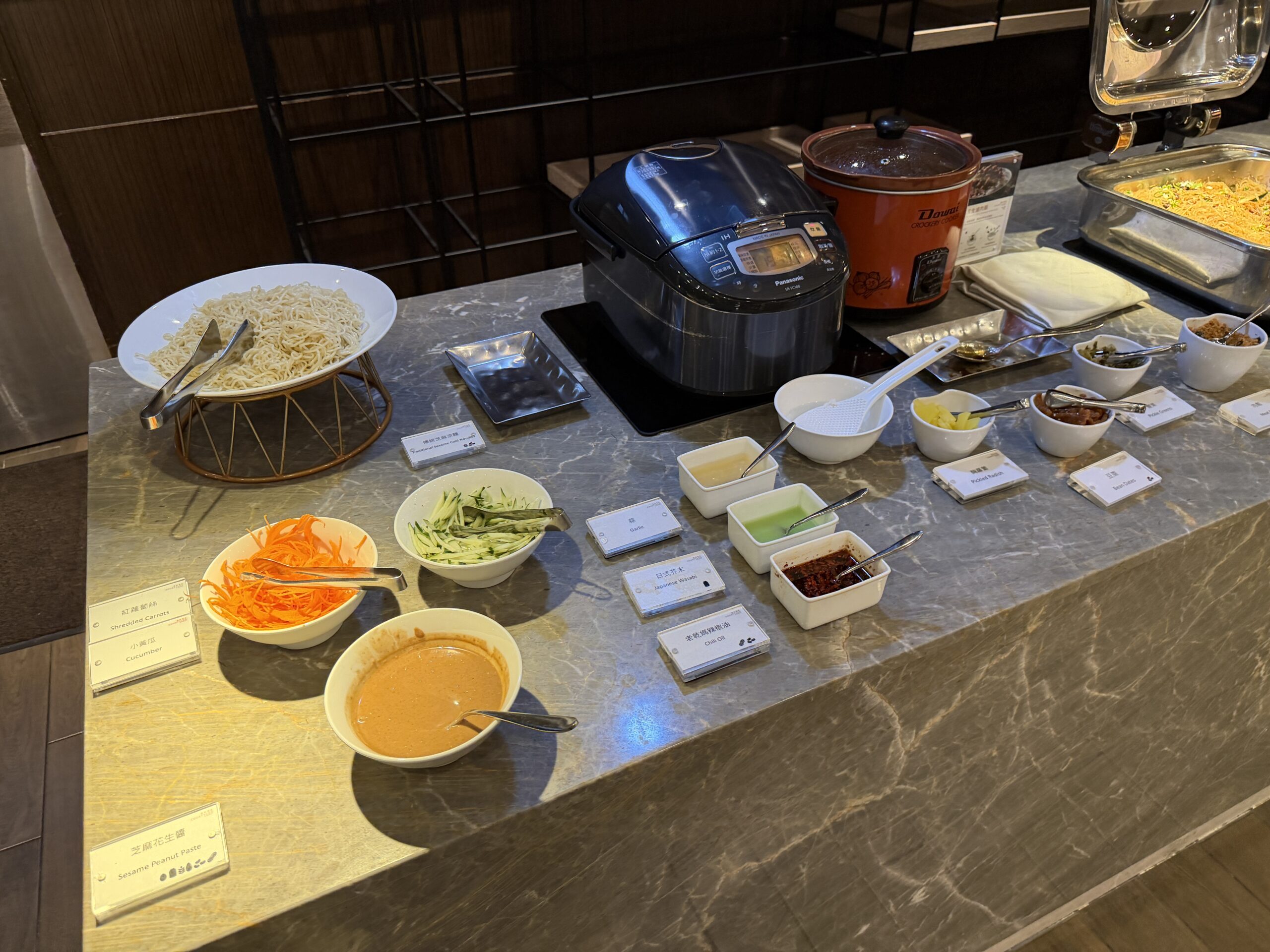ハッピーアワーの涼麺と魯肉飯のコーナー
