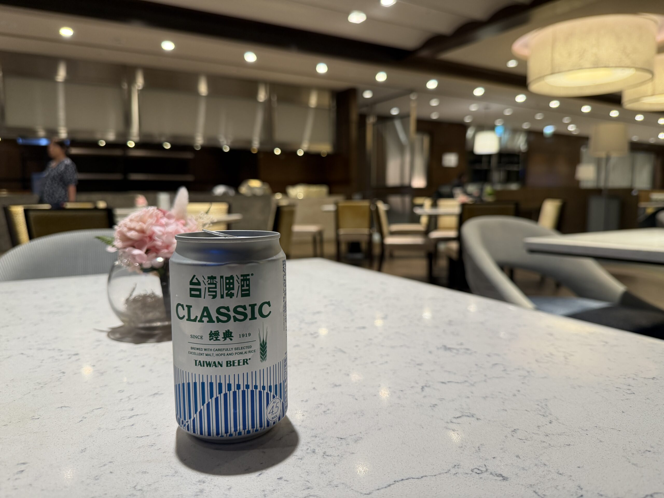 ラウンジで提供される台湾ビールの缶