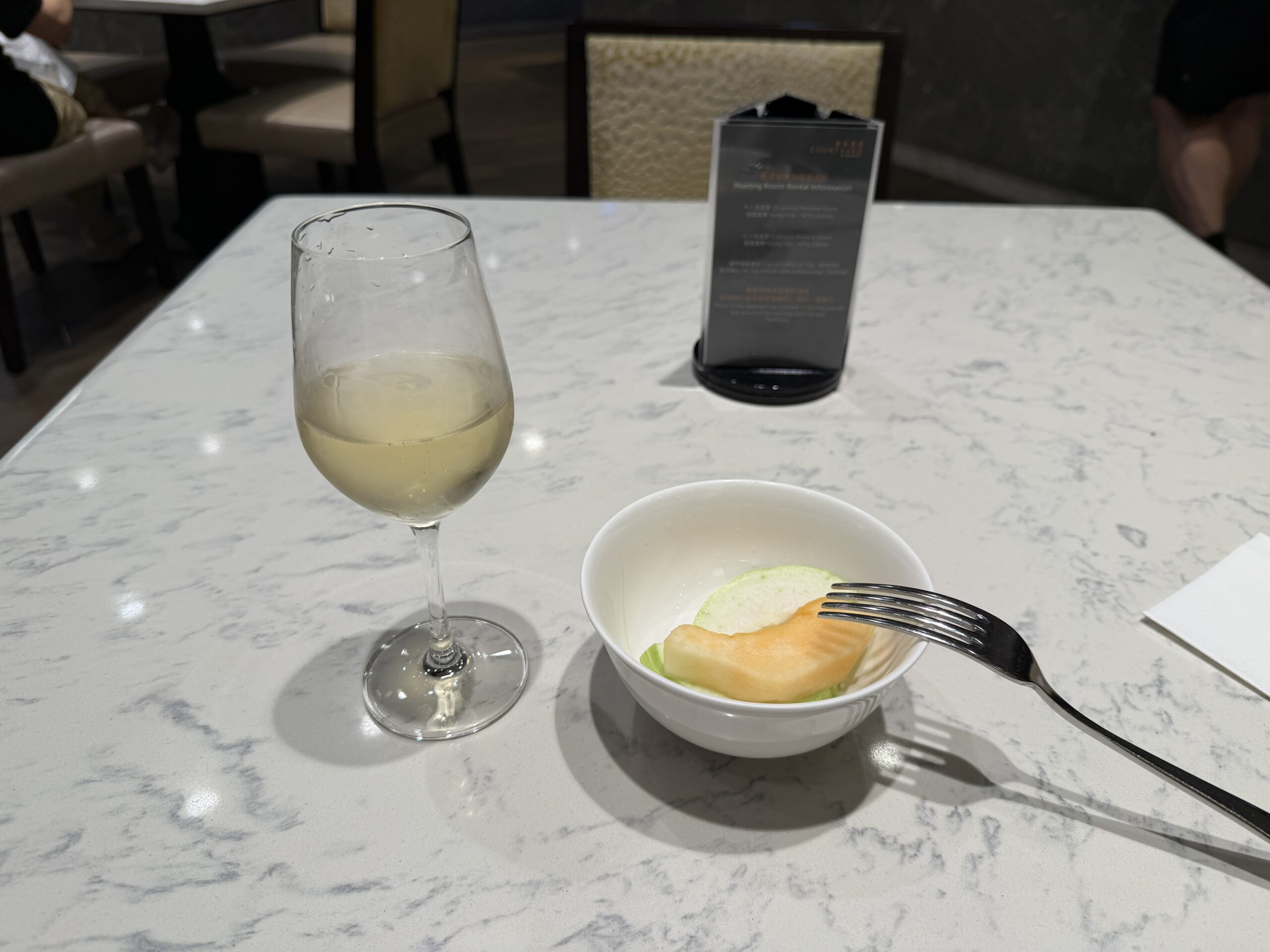 白ワインとフルーツを取ったテーブル