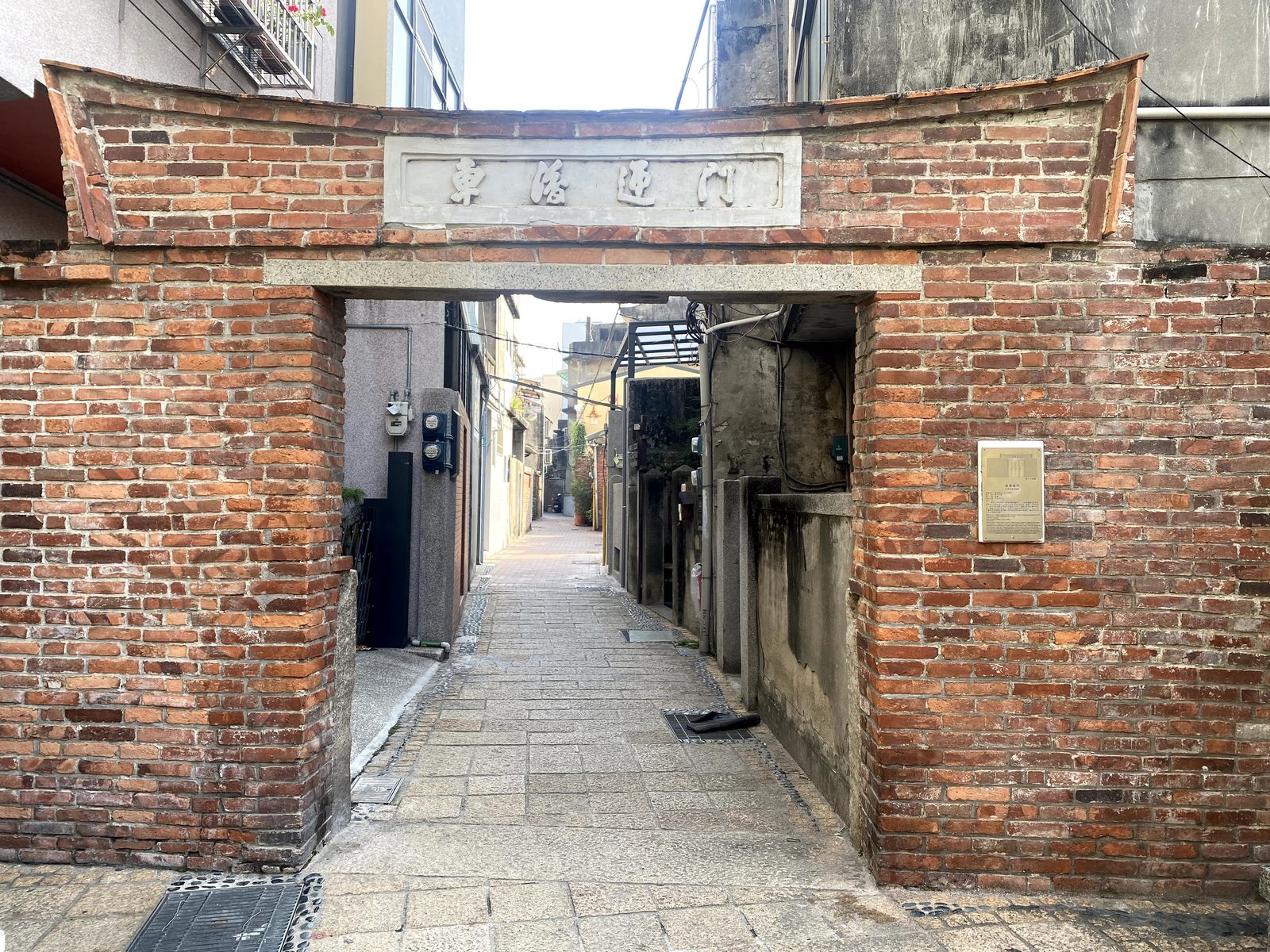 鹿港の隘門（路地に設けられた防衛用の門）