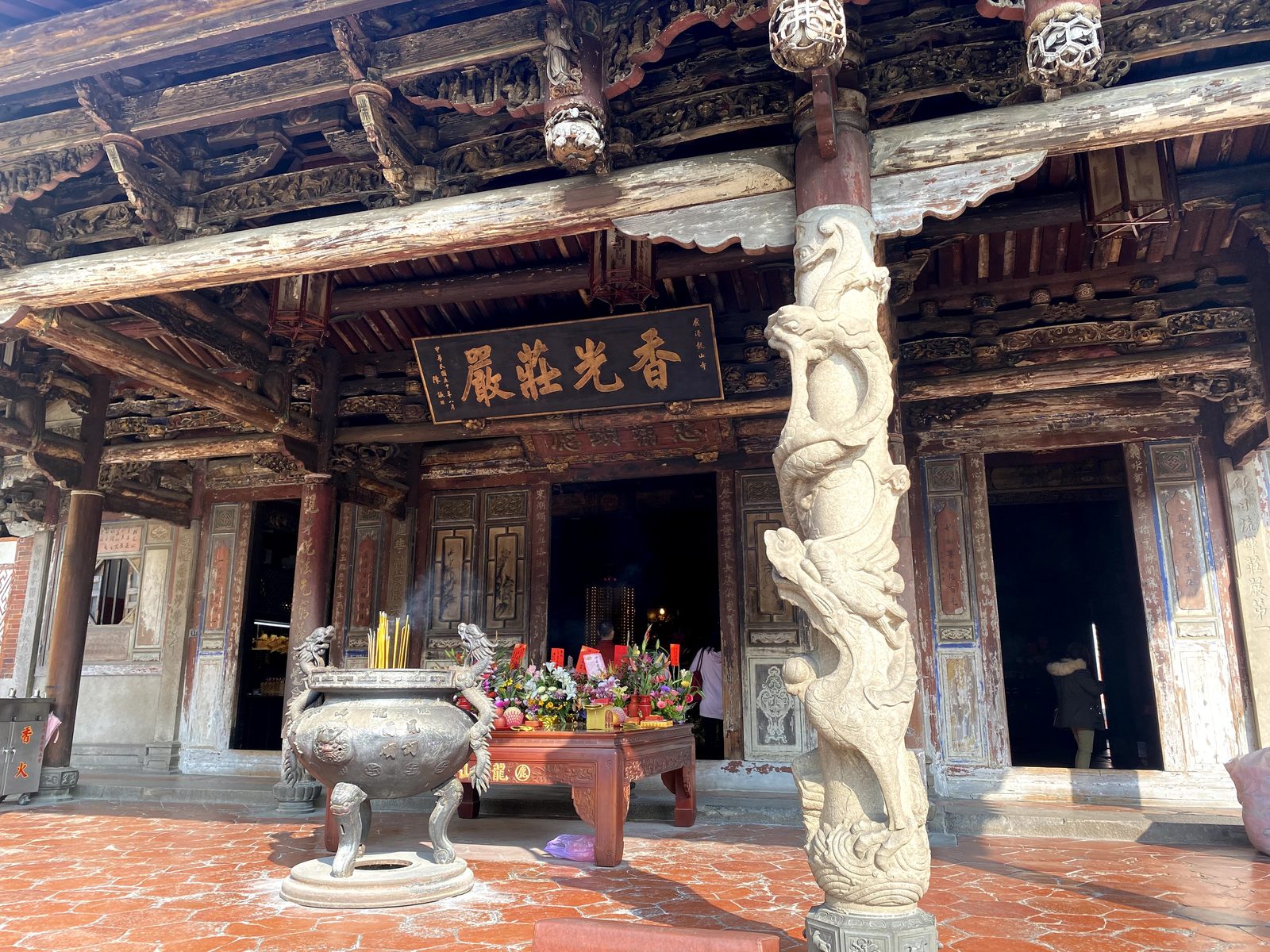 鹿港龍山寺 正殿前の石造龍柱と香炉