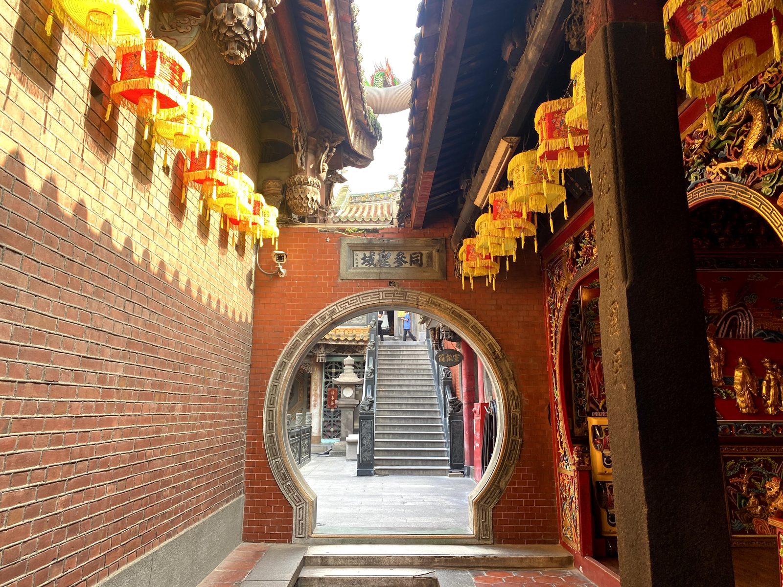 鹿港天后宮の円形門（月洞門）と提灯