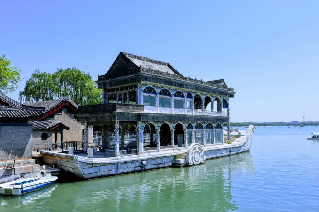 昆明湖北西岸に浮かぶように建つ石舫・清晏舫