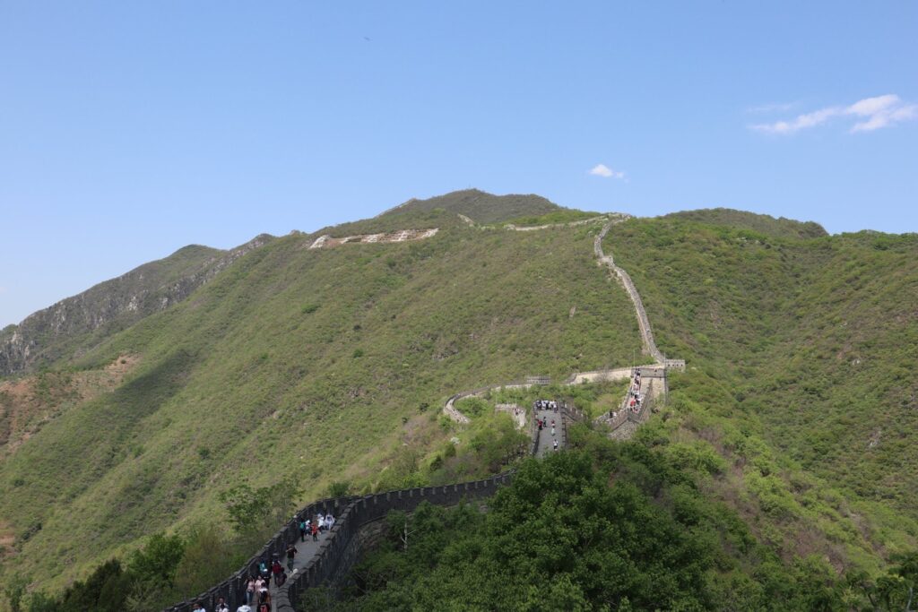 北京・慕田峪長城が緑の山稜を縫って続く全景