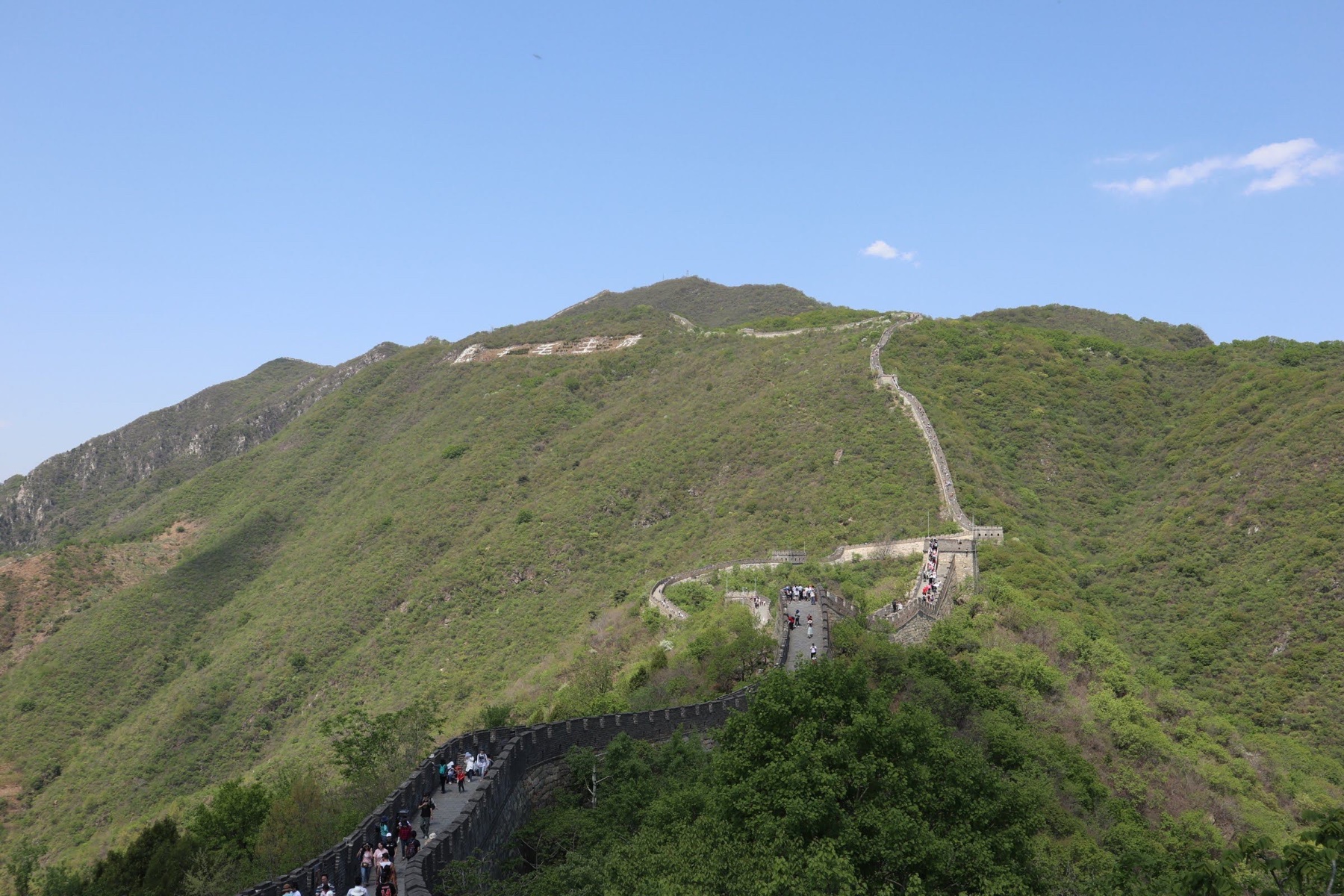 北京・慕田峪長城が緑の山稜を縫って続く全景