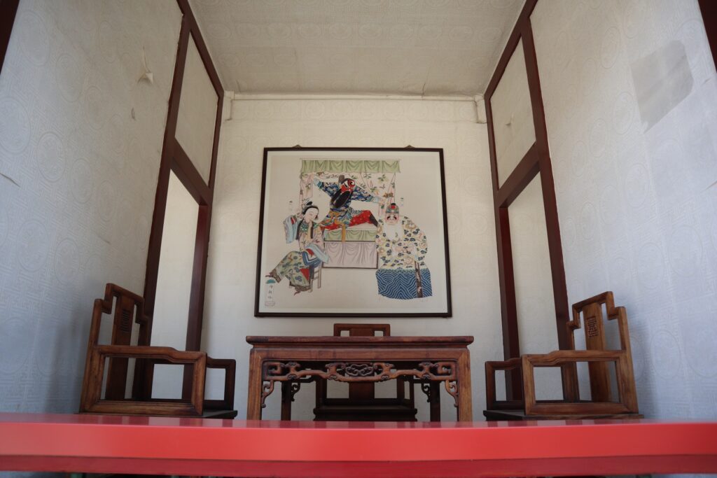 書画と椅子が置かれた頤和園の宮廷室内展示