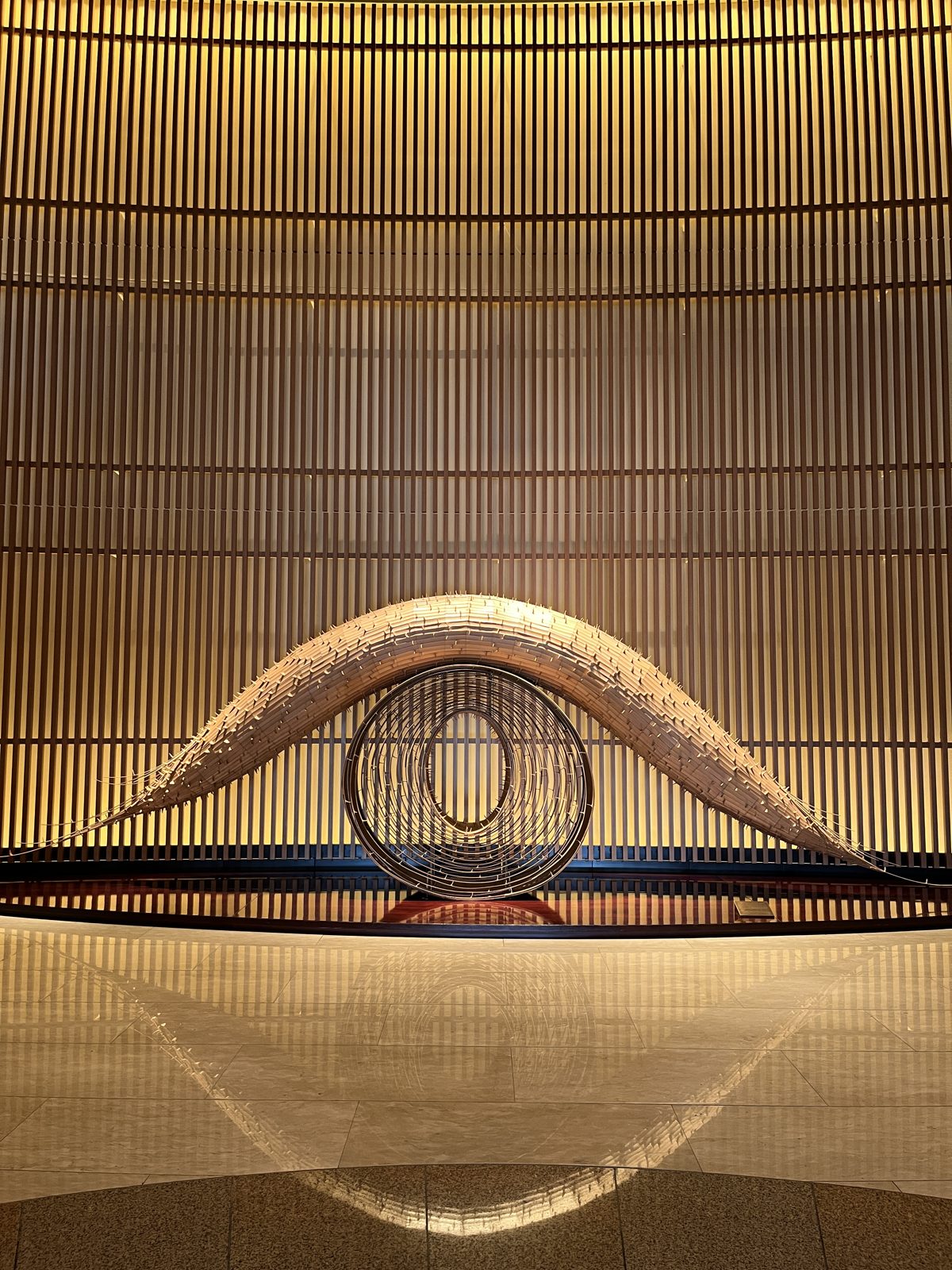 ロビーに展示された竹の作品。千本格子の壁面と組み合わさり、館内でもっとも目を引くアートです