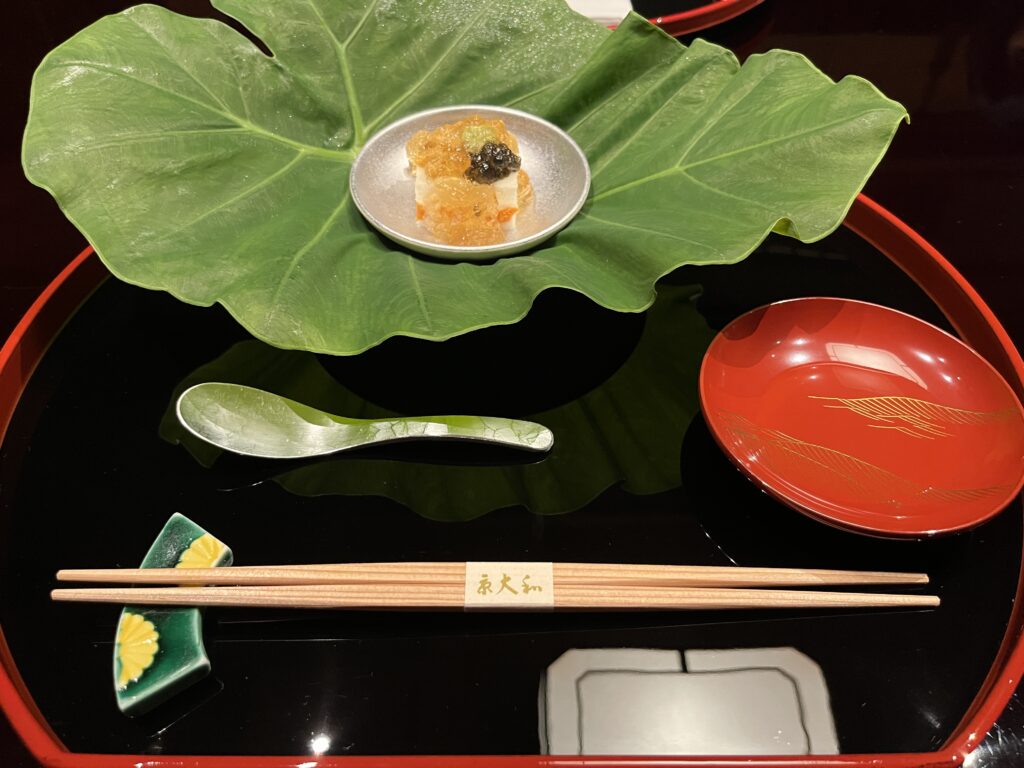 山荘 京大和の大きな葉を使った秋の先付