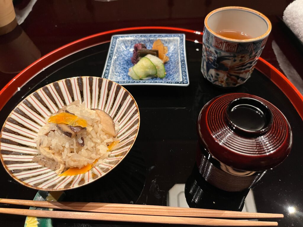 山荘 京大和のきのこご飯と香の物と留椀