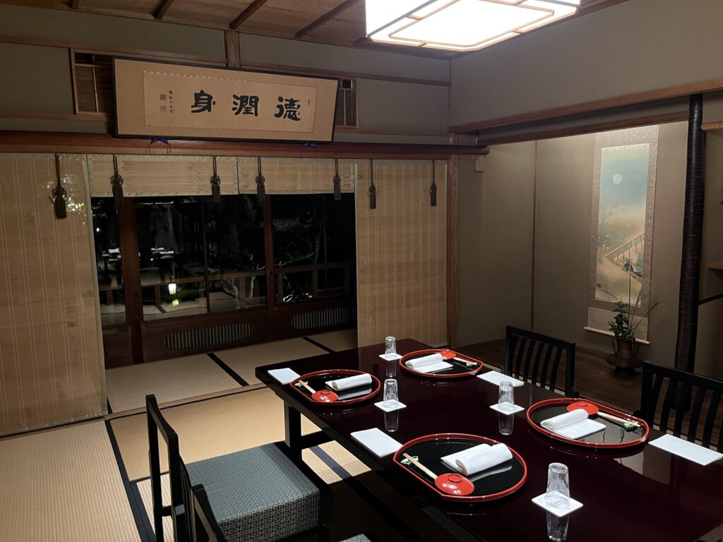 山荘 京大和の個室に整えられたテーブル席