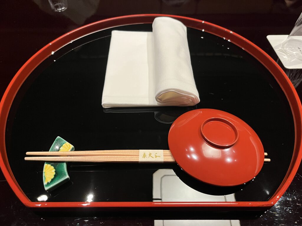 山荘 京大和の朱塗りの膳と箸