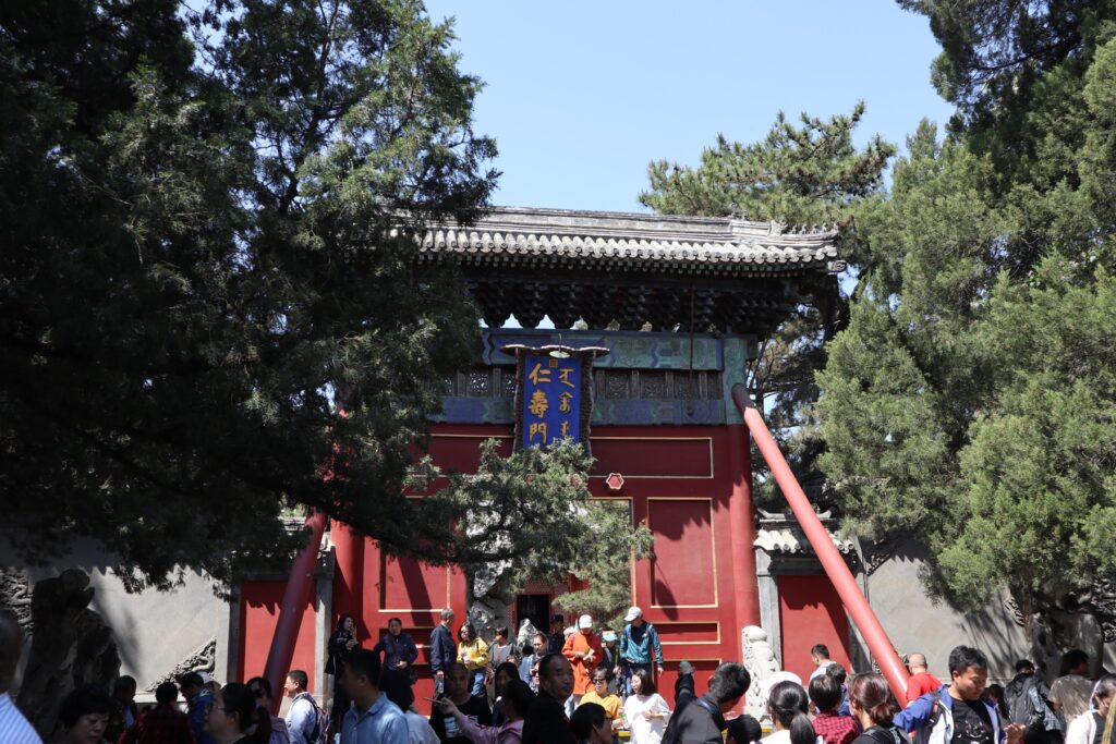 樹木に囲まれた頤和園の寿仁門