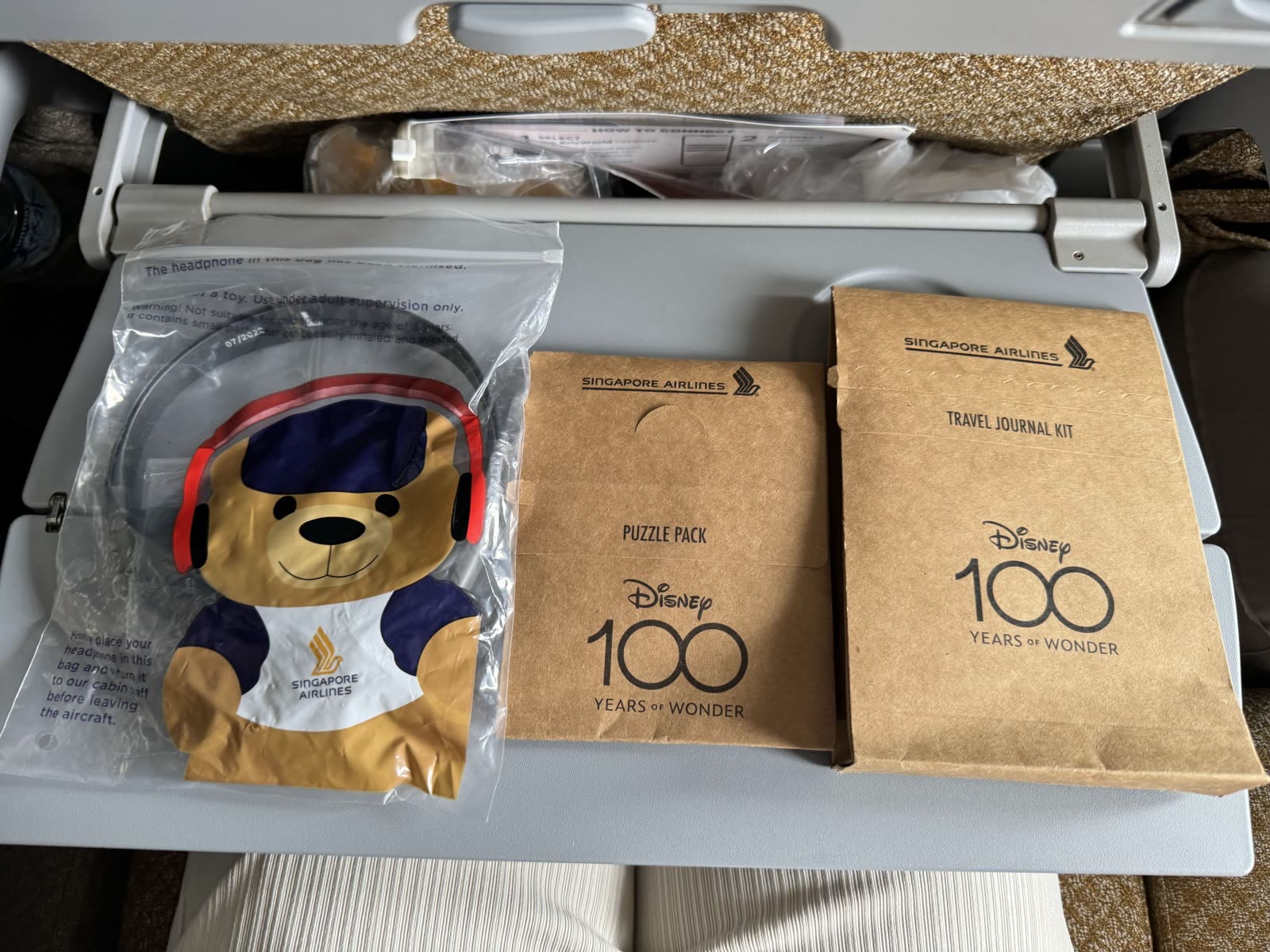 シンガポール航空でもらった子ども向けトラベルキットとパズル