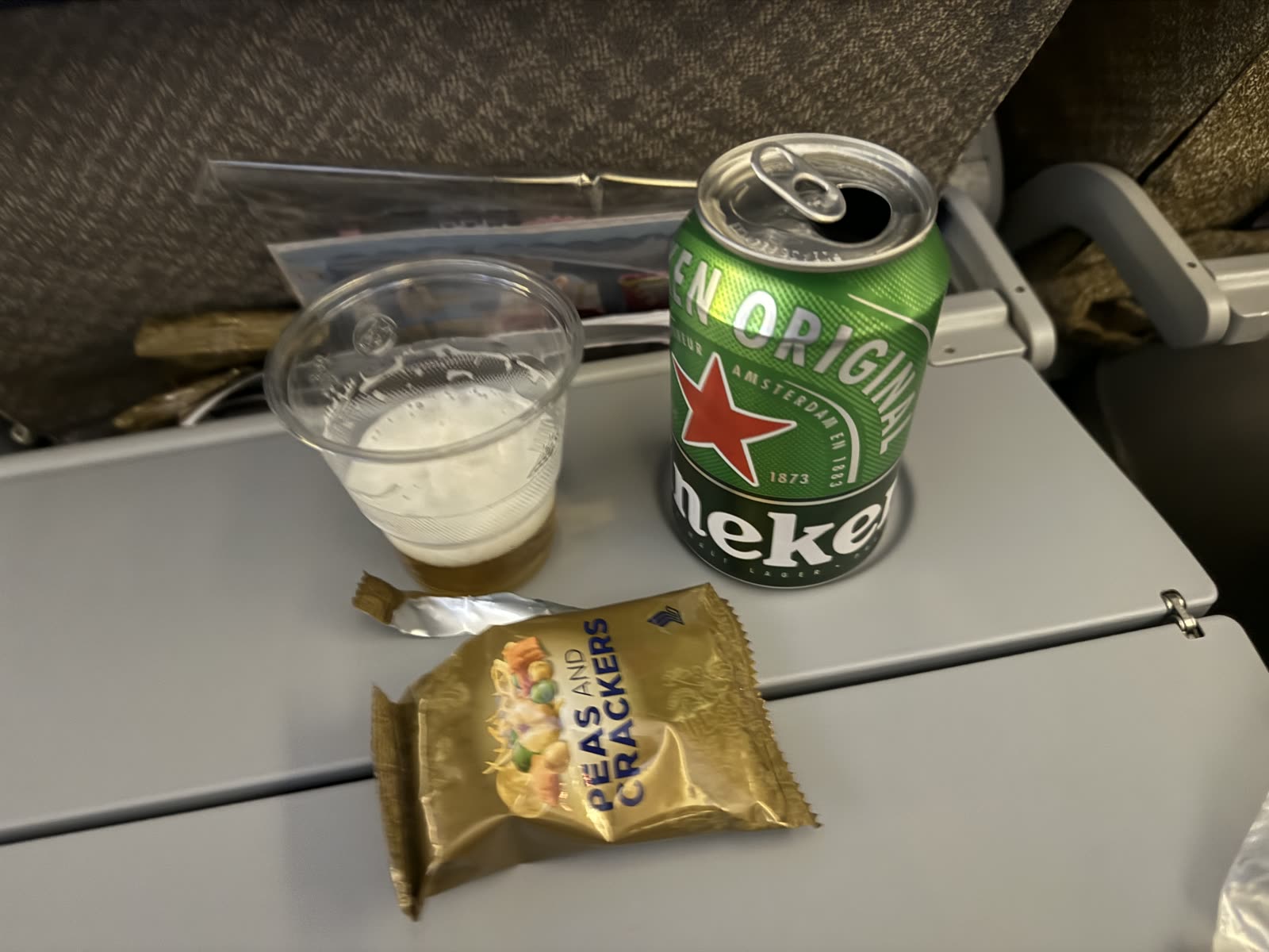 シンガポール航空機内で提供されたビールとスナック