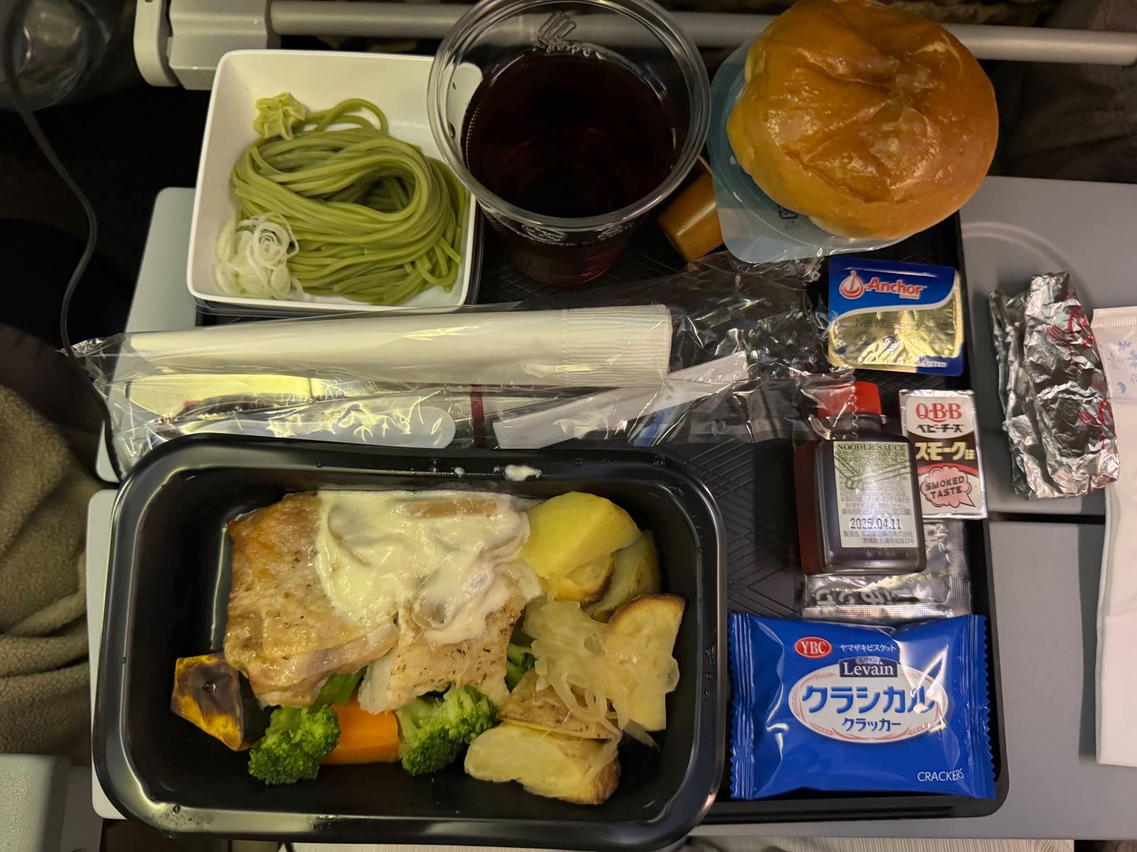 シンガポール航空エコノミークラスのチキンと野菜の機内食