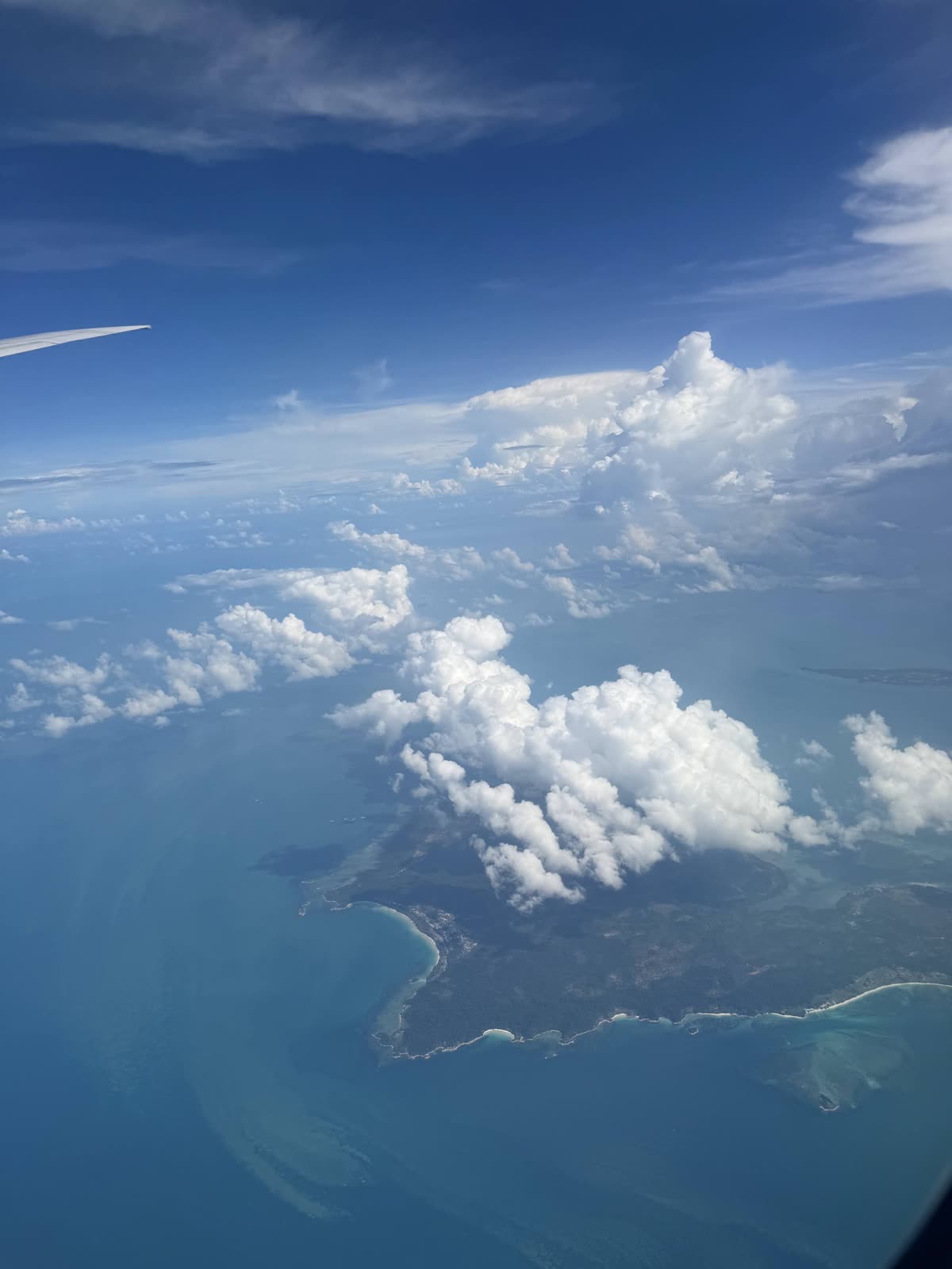 シンガポール航空の機窓から見えた青空と積乱雲