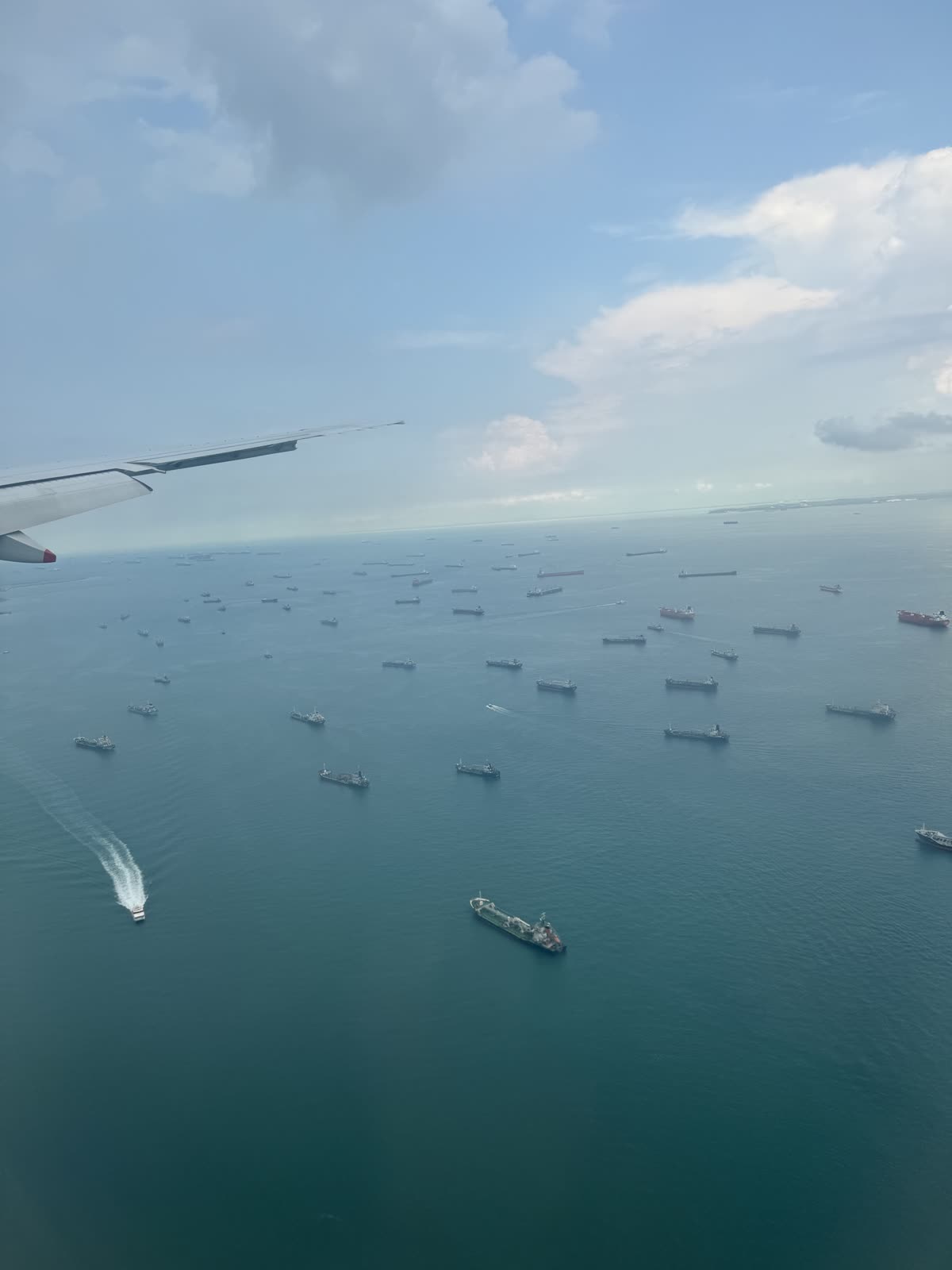 シンガポール上空から見えた多数の船