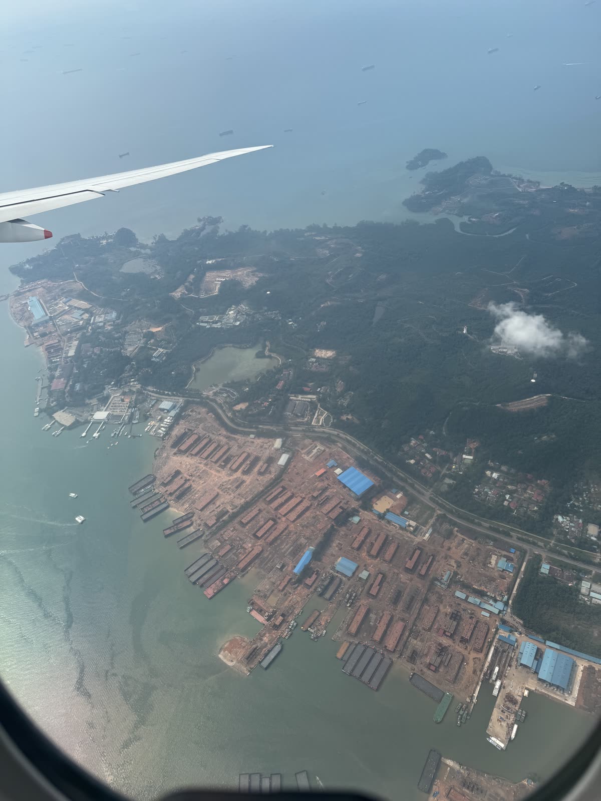 シンガポール航空の窓から見えたシンガポール沿岸の景色